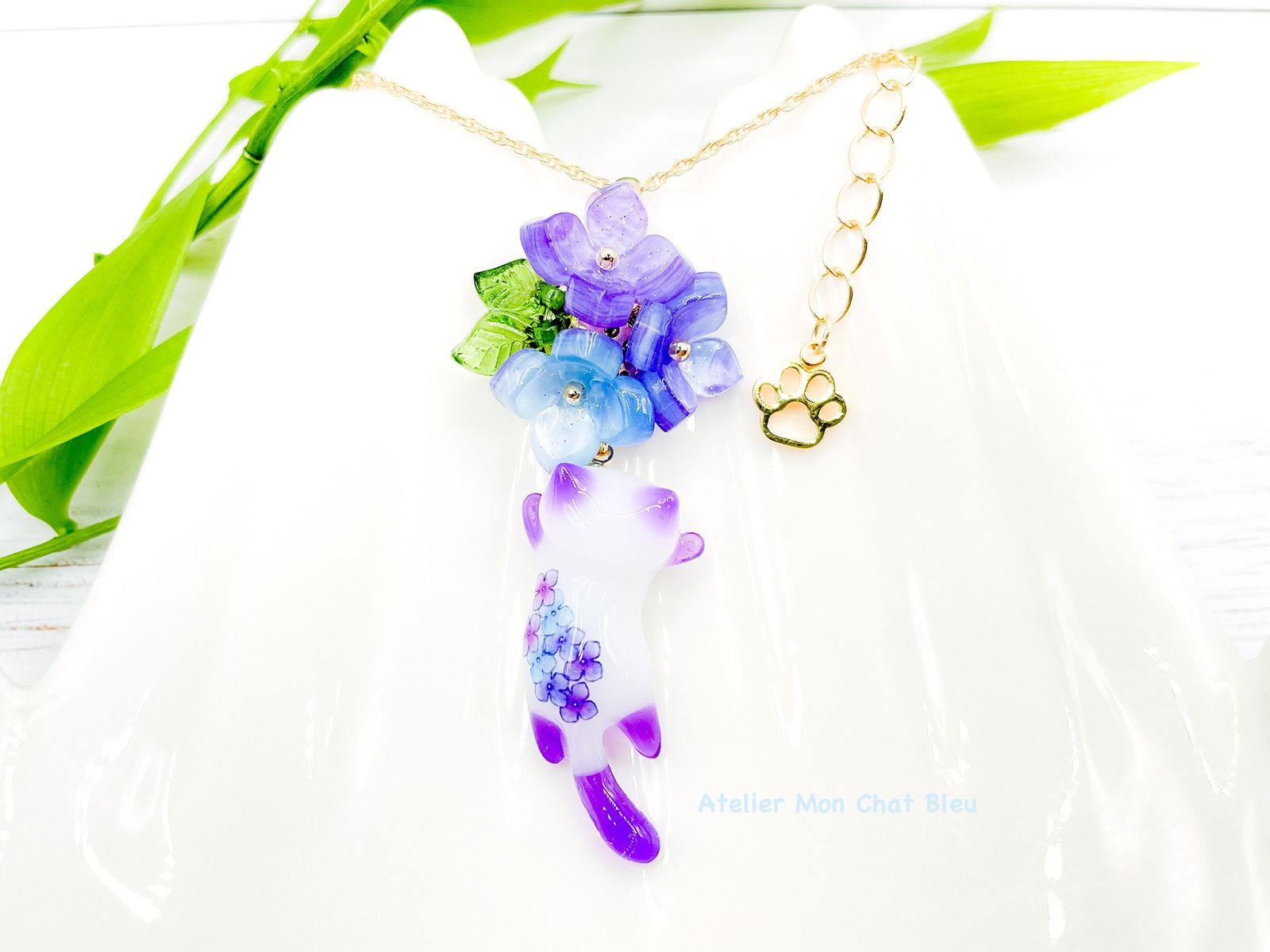 【在庫限り】紫陽花追っかけねこのネックレス　バイオレット