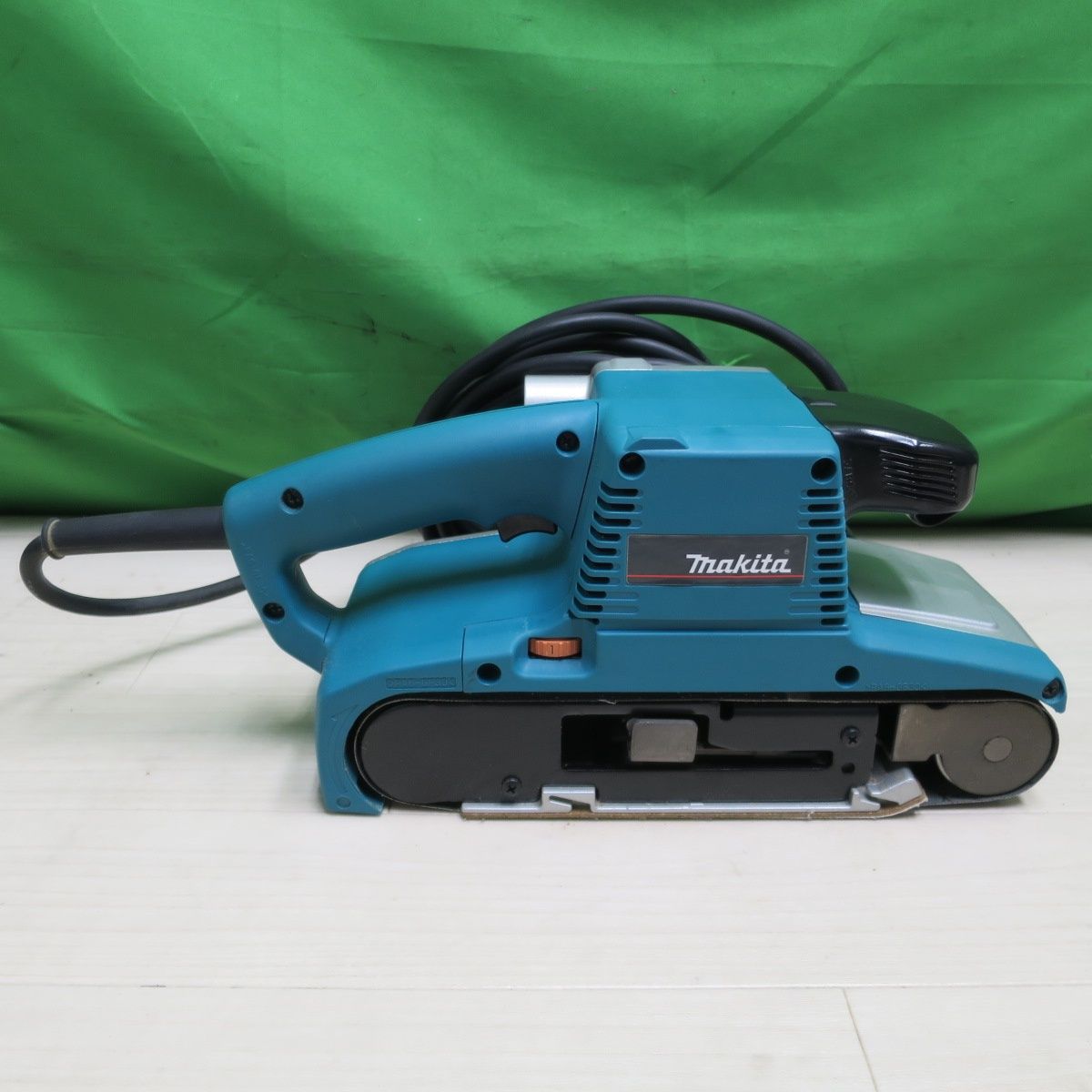 送料無料 キレイ マキタ 100mm ベルトサンダー 9404 電動 工具 研摩 研磨 機 コード式 100V makita
