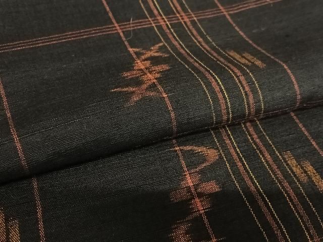 平和屋着物○国指定重要無形文化財 本場久米島紬 手織 飛鳥文 黒地  