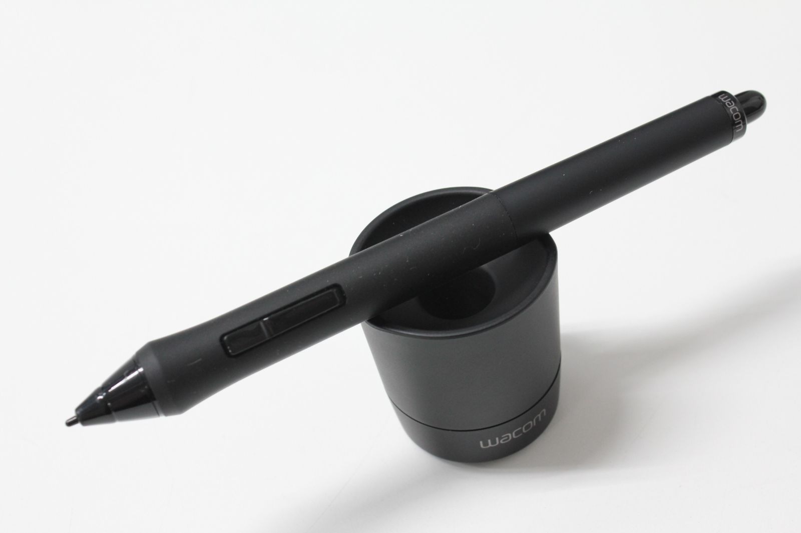 ワコム ペンタブ intuos Pro Sサイズ PTH-451/K1 【公式通販】