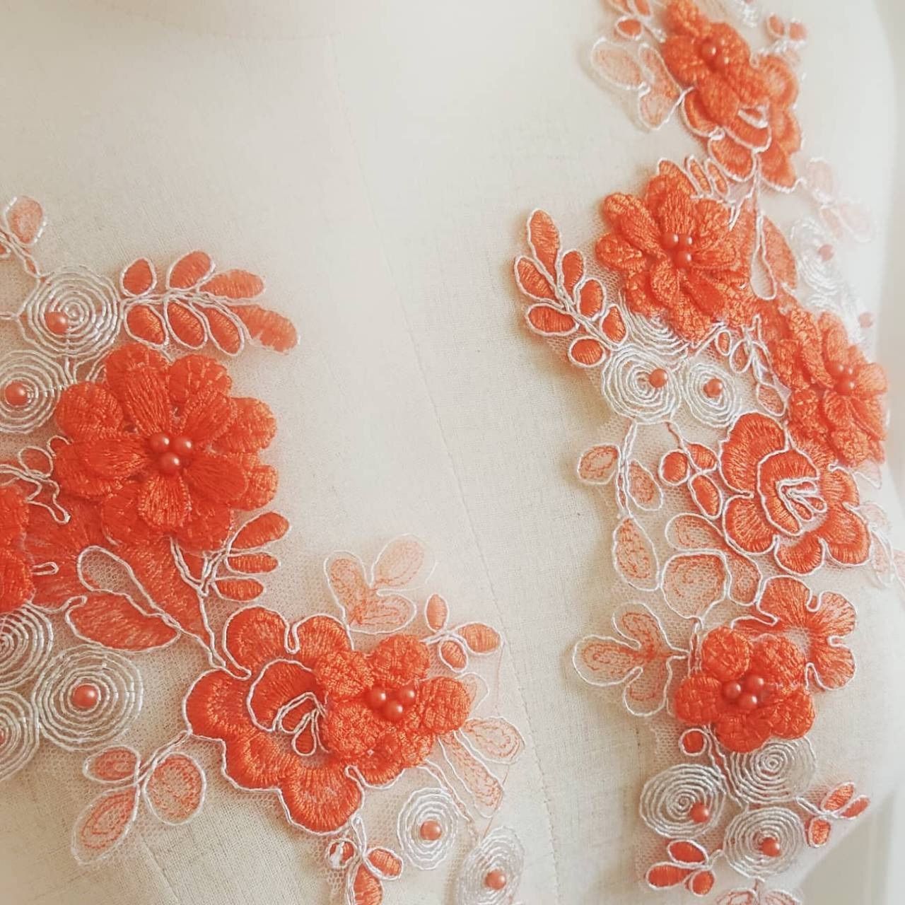 ꕤ︎︎お花が立体の刺繍ドレスꕤ︎︎ 立体刺繍のブラック×フラワーがクールなショルダー付きAライン
