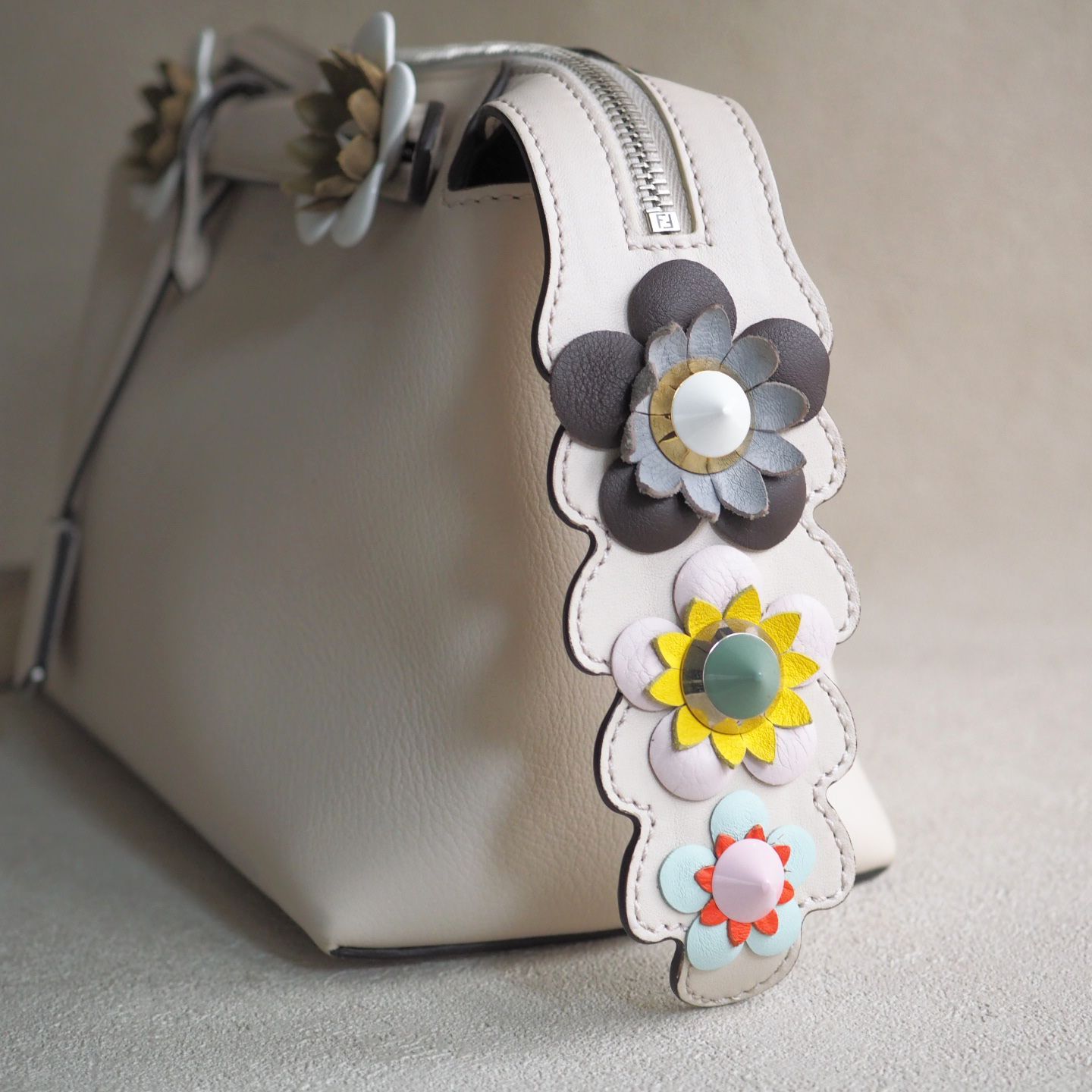 フェンディ FENDI バイザウェイ 2way ハンドバッグ ショルダーバッグ フラワー アイボリー 白 花 8BL124 0YU 178 8762  スタッズ ブランド◇ - メルカリ