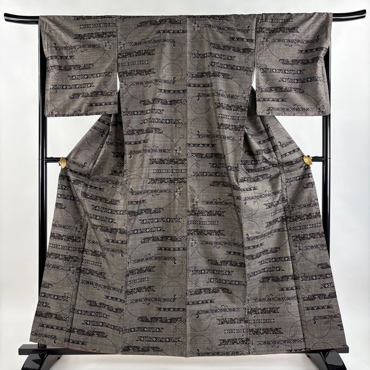 紬身丈160裄丈64cm M 薄物夏紬縞絣薄茶色 正絹 秀品【中古】 紬 身丈152cm 裄丈63cm S 袷 梅 縞 茶紫 正絹 秀品 【中古