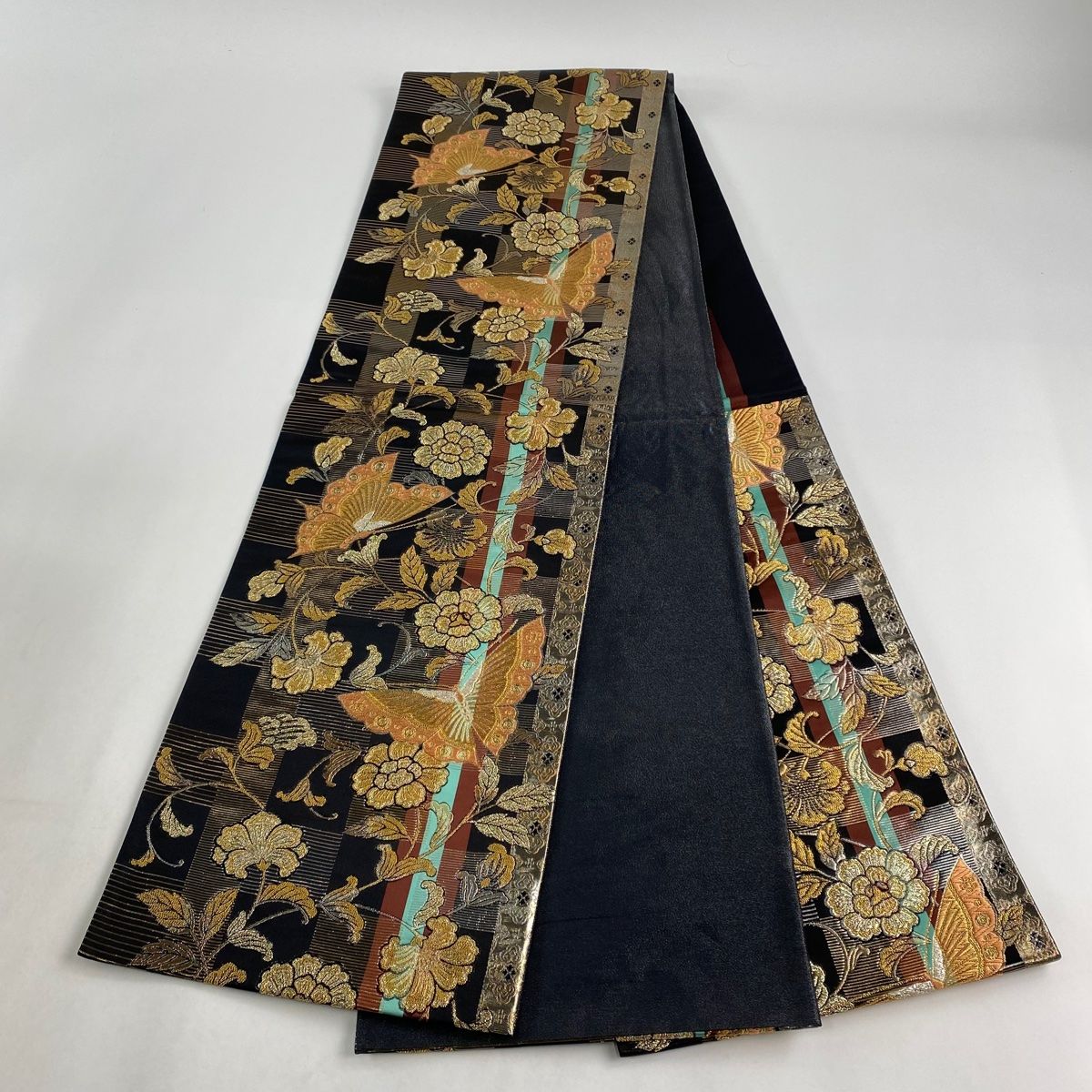 袋帯 美品 秀品 振袖向き 蝶 花唐草 箔 金糸 黒 六通 正絹 袋帯 美品 秀品 振袖向き 蝶 花唐草 箔 金糸 黒 六通 正絹