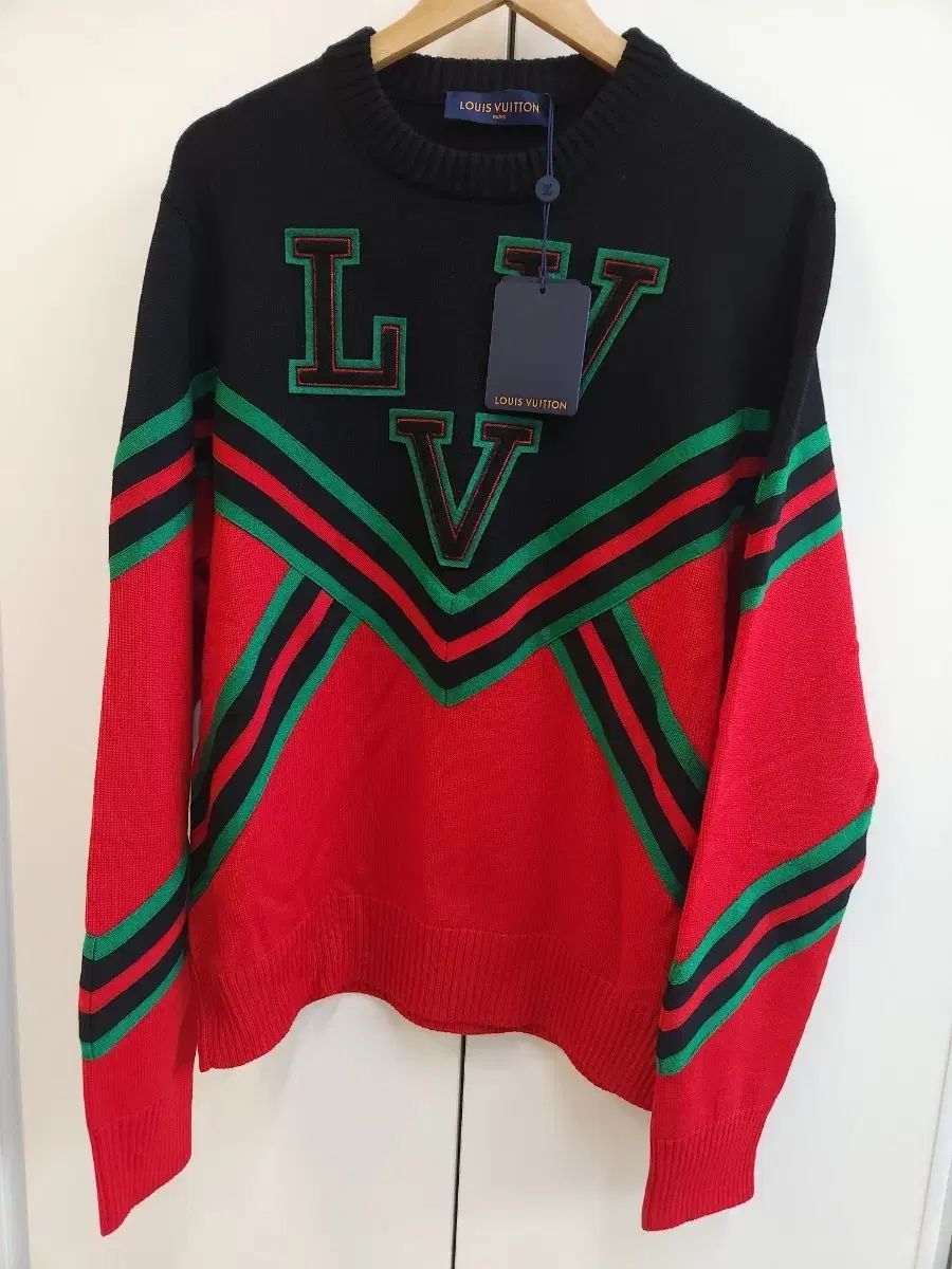 Louis Vuitton LVV ロゴ クルーネック ニット ブラック|レッド