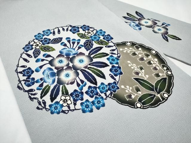 平和屋本店■最高級　城間栄順　本場琉球紅型　銀座もとじ　九寸名古屋帯　花丸文　鬼しぼ縮緬　薄雲鼠色地　風呂敷付き　逸品　CYAA1439s5 平和屋本店□最高級 城間栄順 本場琉球紅型 銀座もとじ 九寸名古屋帯