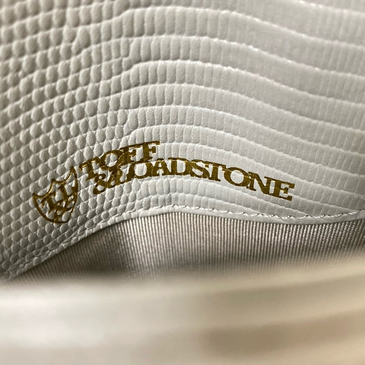 トフアンドロードストーン 携帯電話ケース - ライトグレー スマートフォンケース|型押し加工|コインケース付き|取り外し不可 レザー CHRISTIANNAURATH_COM_BR