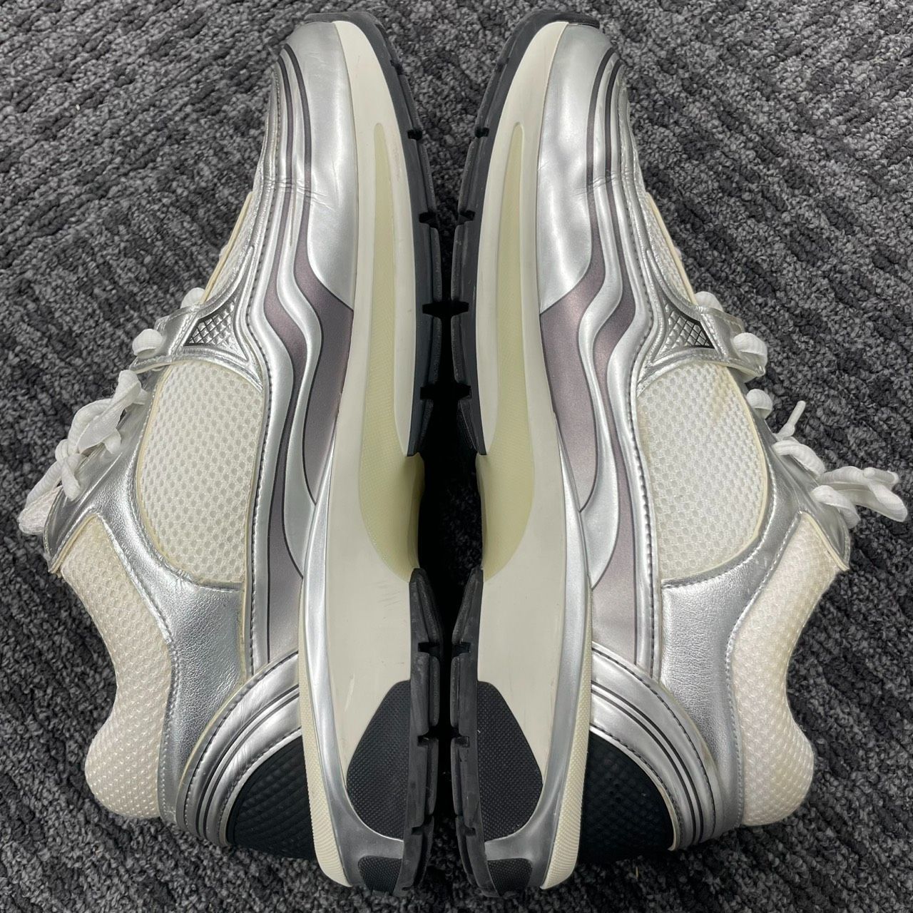 美品　超人気商品CHANEL ホワイト シルバー スニーカー　37サイズ シャネル】メンズ スニーカー シルバー ＆ ホワイト (CHANEL