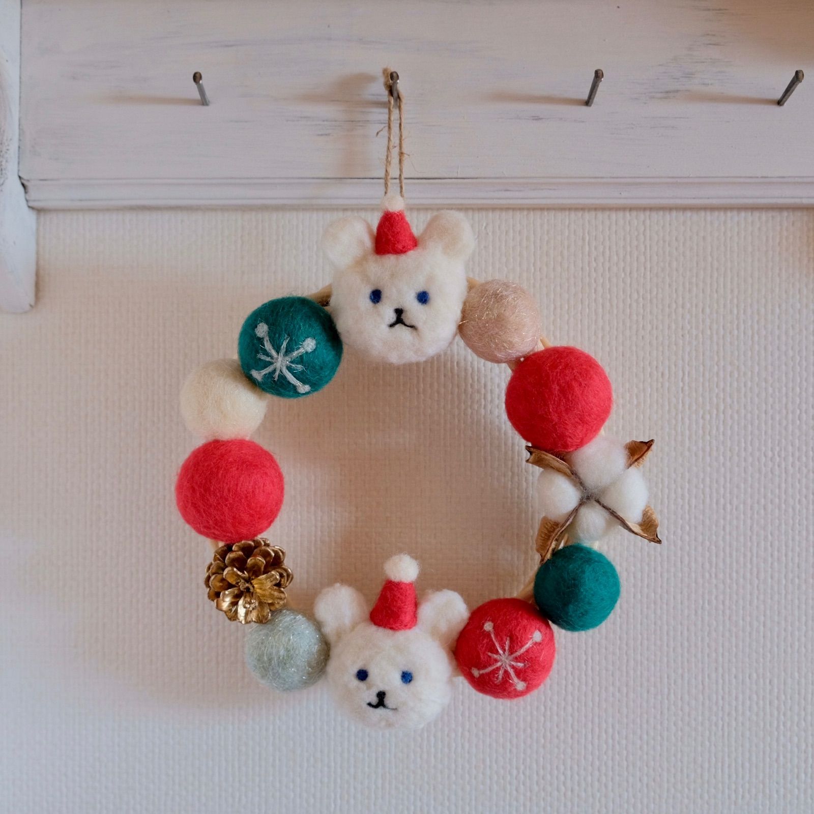 羊毛フェルトのクリスマスリース しろくまちゃん - メルカリ