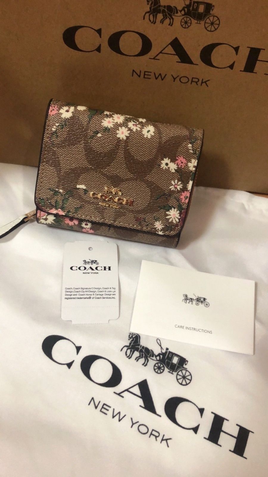 COACH コーチ シグネチャー 花柄 三つ折財布 カーキマルチ - メルカリ