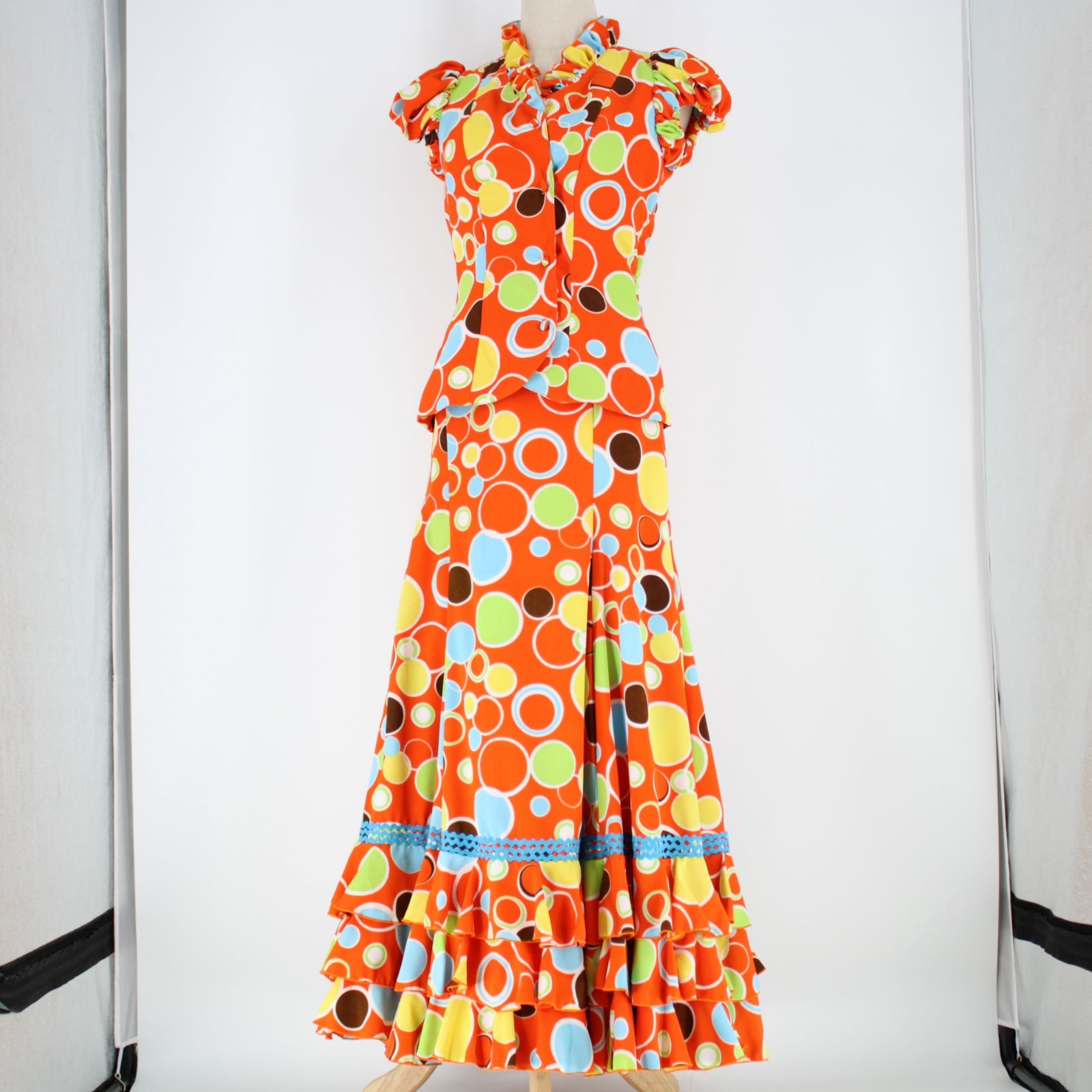 【美品 フラメンコ衣装】オレンジ Manzanilla マンサニージャ 上下セット ツーピース ボランテ フリル 黒 半袖 柄 模様 水玉 美品 フラメンコ衣装】オレンジ×マルチ柄 Manzanilla マンサニー