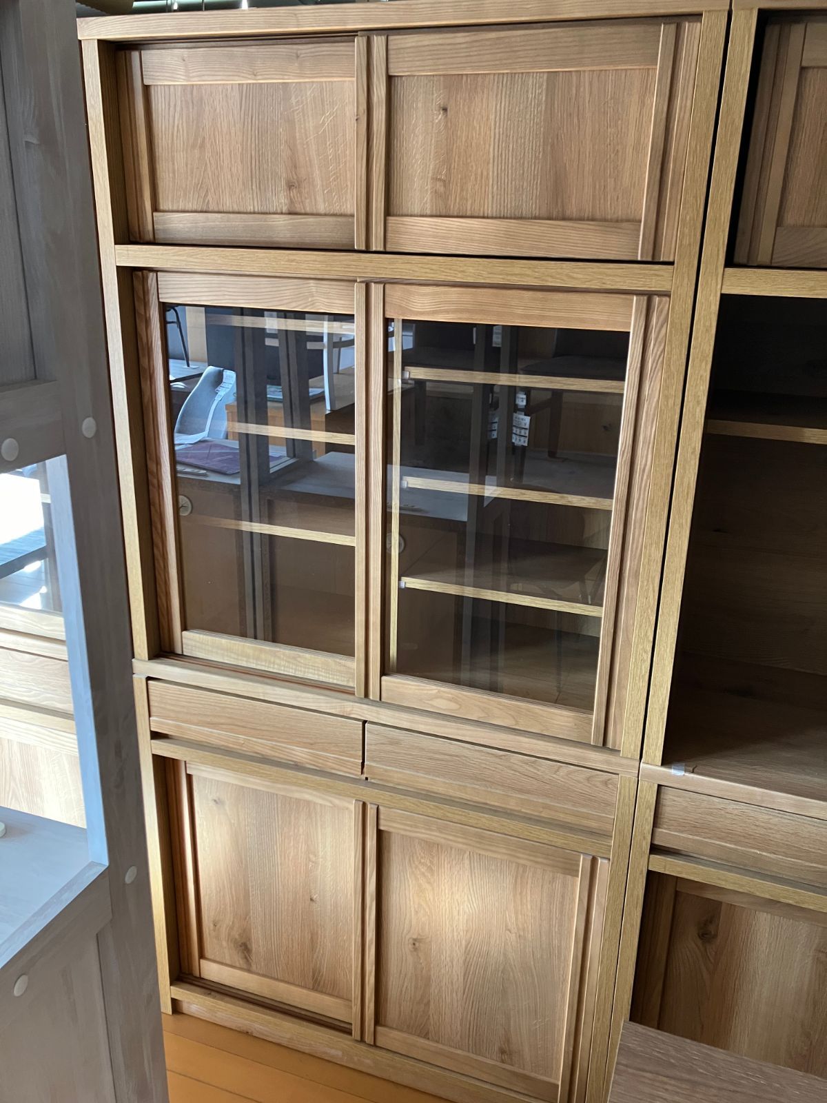 ナチュラルウッド 食器棚 ガラス戸付き／引き取り希望です