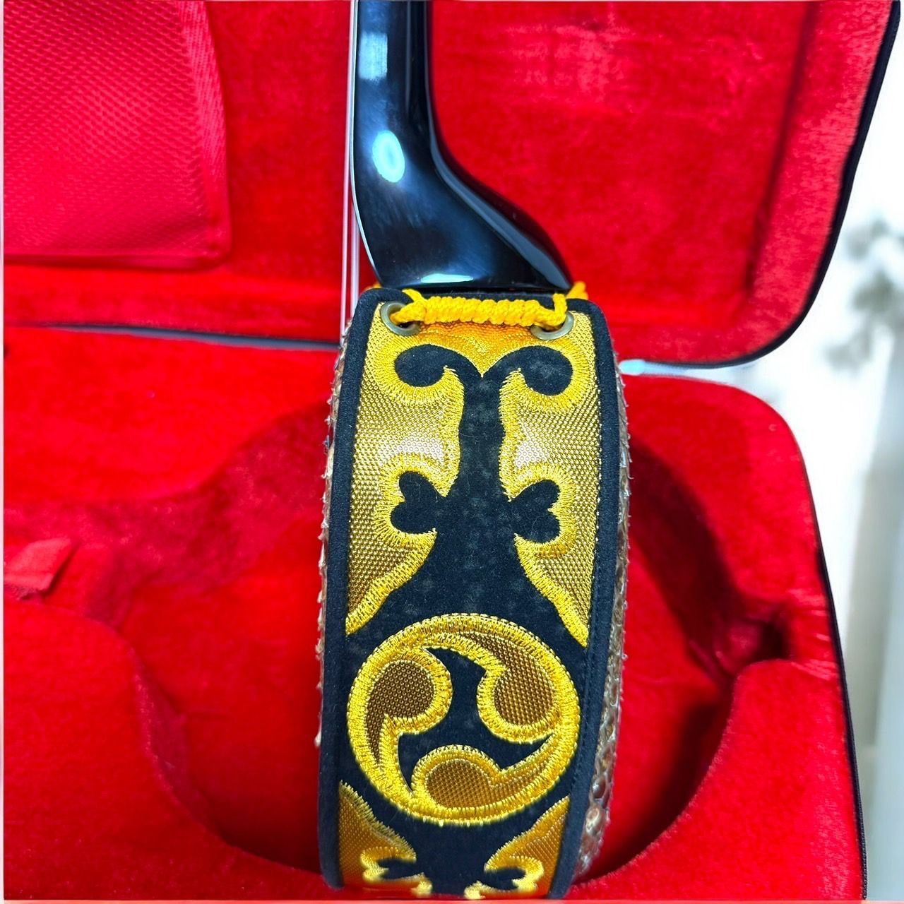 ☆美品 沖縄 琉球 三線 本蛇革 本革 蛇革 本皮 蛇皮 爪 ケース付 伝統楽器 ☆送料無料 美品 沖縄 琉球 三線 本蛇革 本革 蛇革 本皮 蛇皮 爪