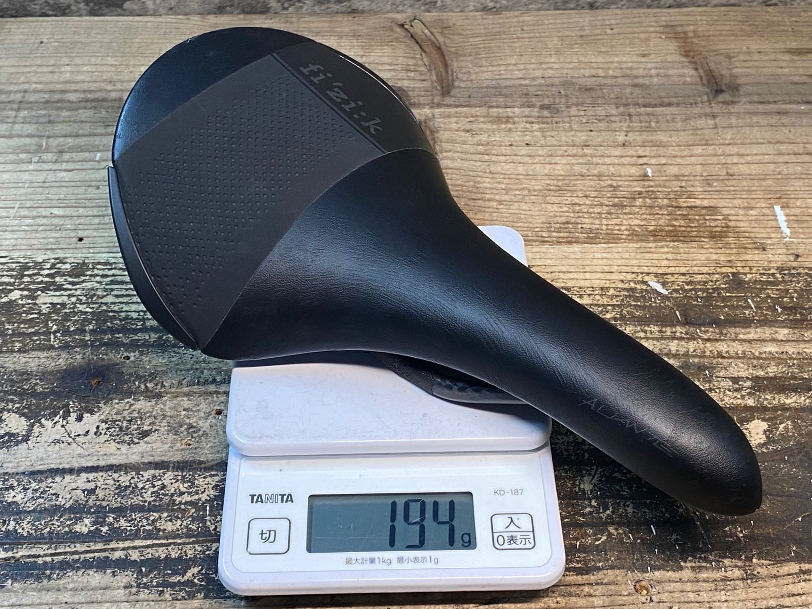 【中古】Fizik aliante R1 カーボンファイバーサドル ブラック フィジーク サドル テンポ アリアンテ R1 カーボンレール 自転車