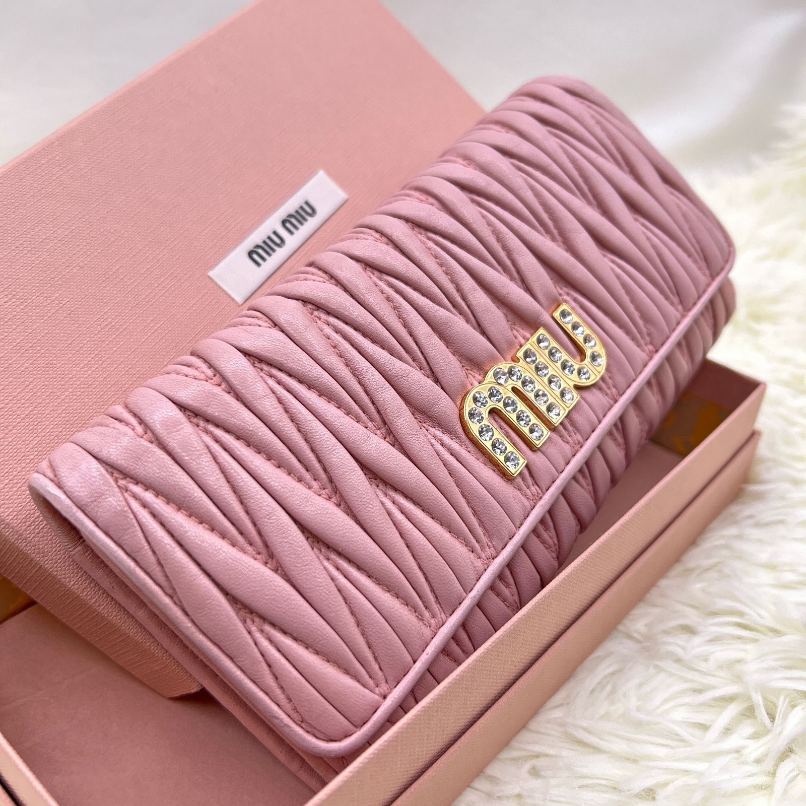 ミュウミュウ MIUMIU 長財布 かぶせ蓋 マテラッセ 5MH109 ピンク 本革 ラムレザー ビジュー Wホック