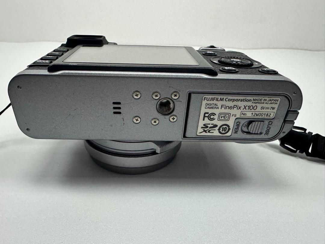 【美品】FUJIFILM X100S シルバー デジタルカメラ 充電器セット 美品】FUJIFILM X100S シルバー デジタルカメラ 充電器セット 超特価
