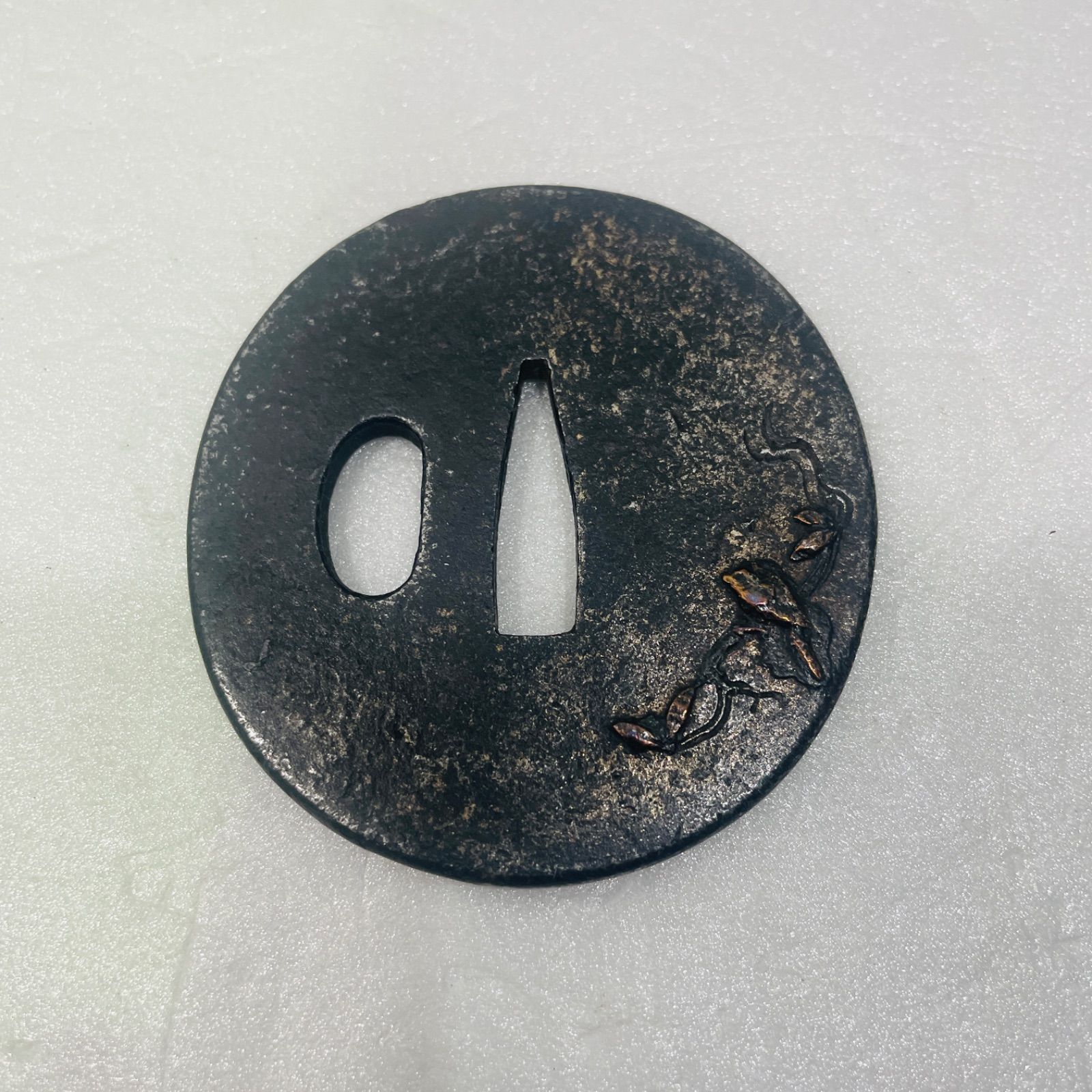 お値下げ！葉模様 鉄製 鍔(つば) 刀 鉄製 鍔 時代物 模様入 - メルカリ