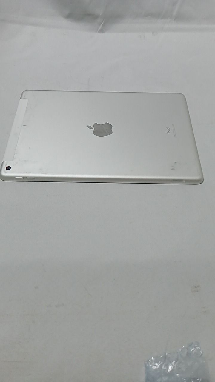 動作確認済！ iPad7 A2198 32GB 本体 シルバー ドコモ回線 7492_0590