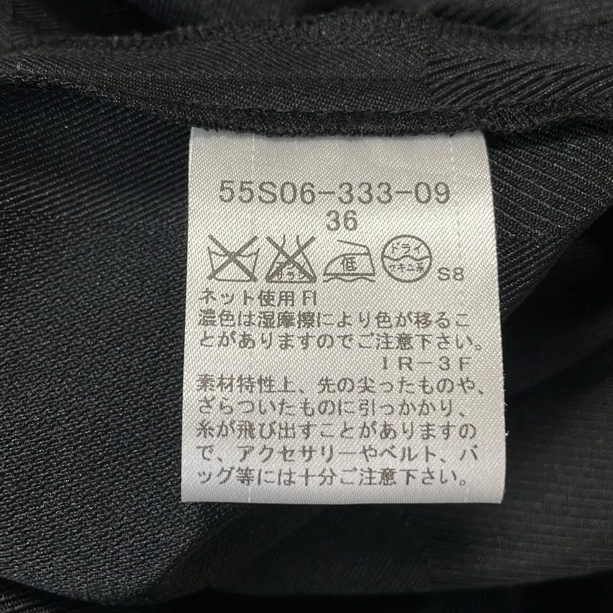 - 黒