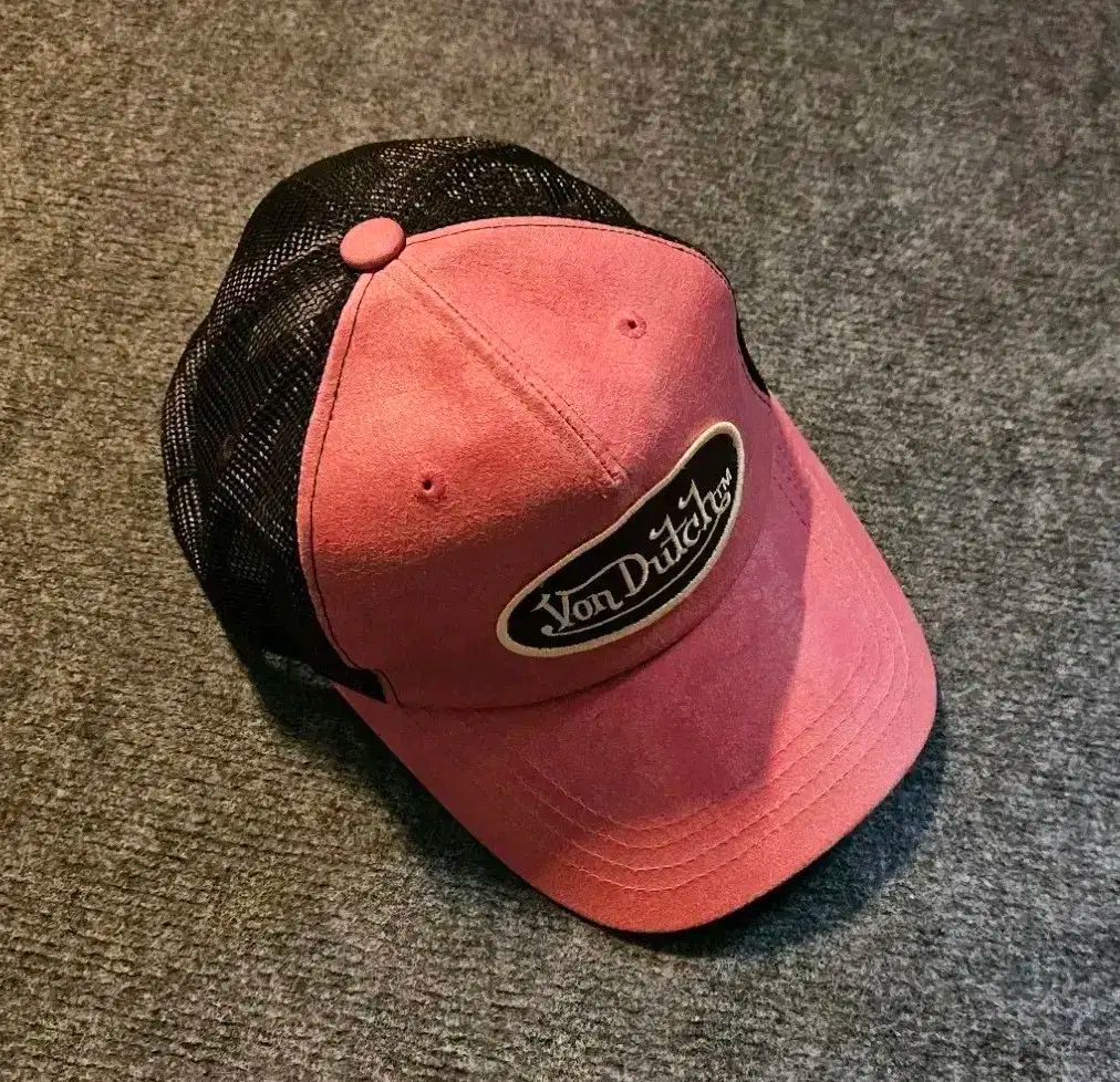 Von Dutch リバースロゴ ベルベット トラッカー キャップVon Dutch