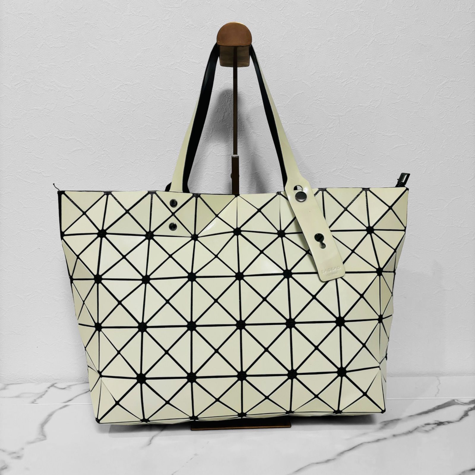 BAOBAO ISSEY MIYAKE イッセイミヤケ トートバッグ 肩掛け BAO BAO ISSEY MIYAKE”ジグザグ柄”の新作トートバッグ、三角