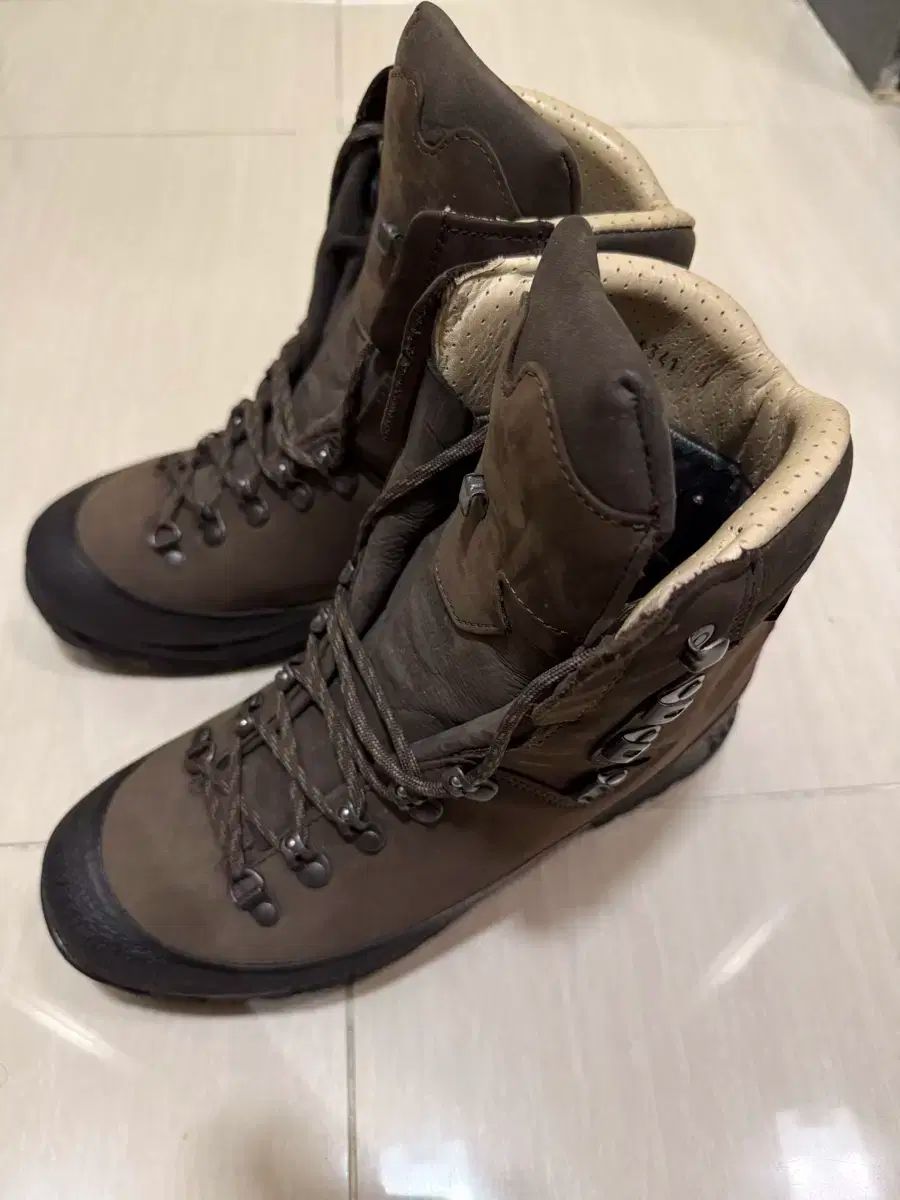 Hanwag ハンバグ アラスカ GTX 登山靴 42 5