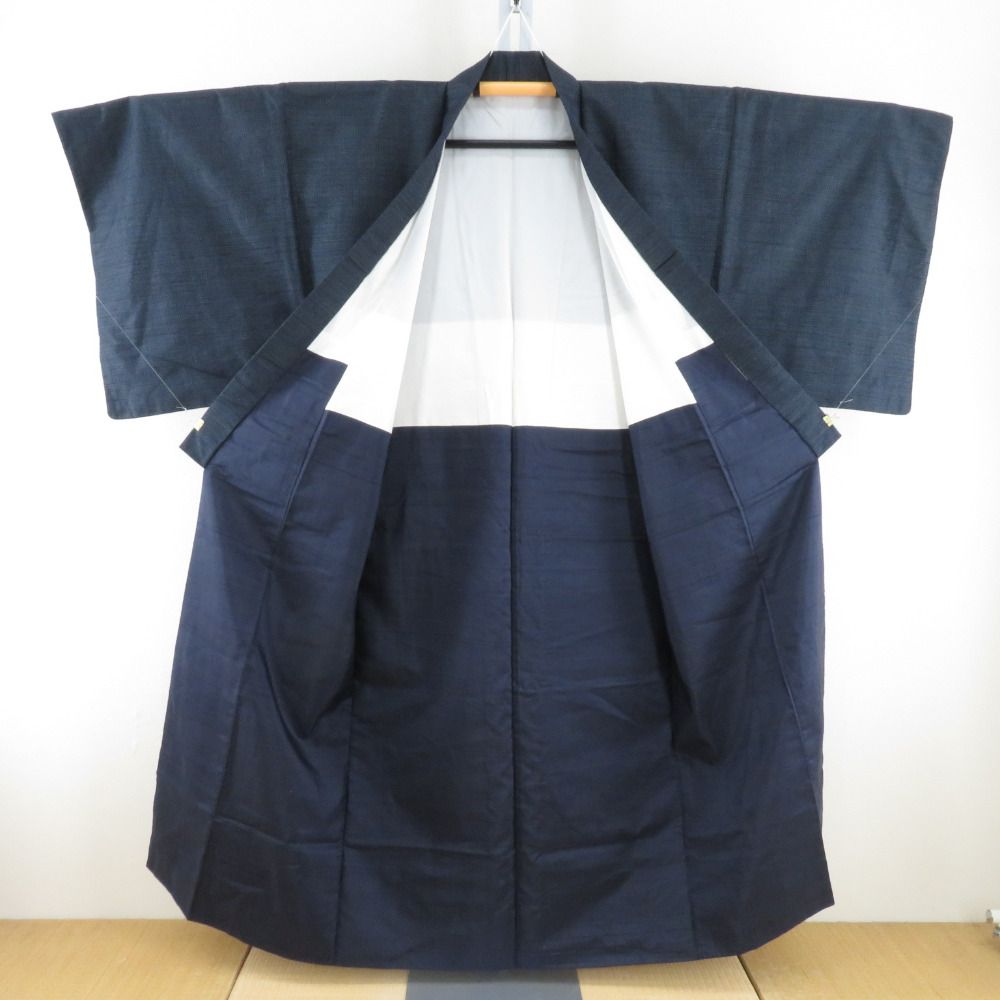 男着物 紬 アンサンブル 亀甲 袷 紺色 正絹 男性用きもの メンズ 仕立て上がり 和服 男物 カジュアル 身丈147cm 【キモノオフ野々市若松店】 男着物 紬 アンサンブル 亀甲 袷 紺色 正絹 男性用きもの メンズ