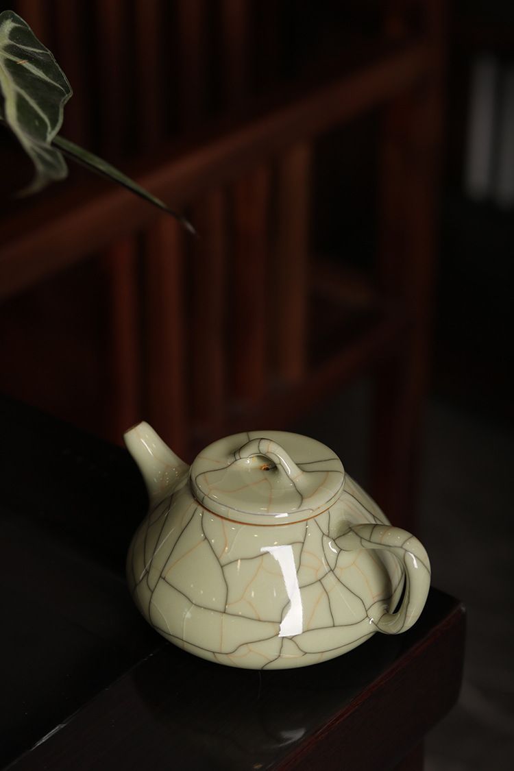 中国陶磁器　青磁　緑色の透かし彫り陶器ティーポット 中国陶磁器 青磁 緑色の透かし彫り陶器ティーポット