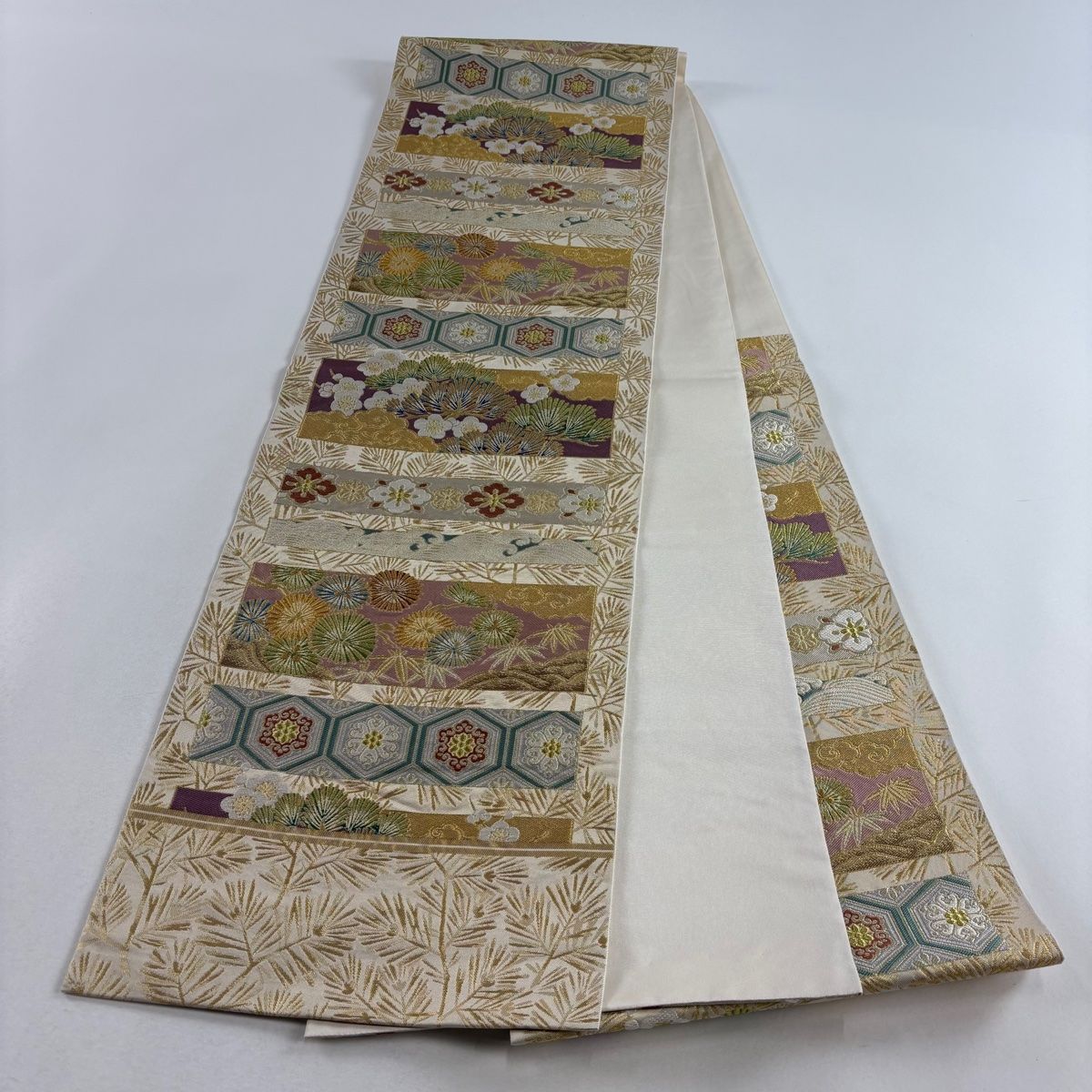 美品 袋帯 西陣織 金箔 金彩 松 梅 風景画 金色 正絹 高級 くすみピンク 袋帯 美品 名品 川島織物 落款 松竹梅 亀甲 金銀糸 箔 金色 六通