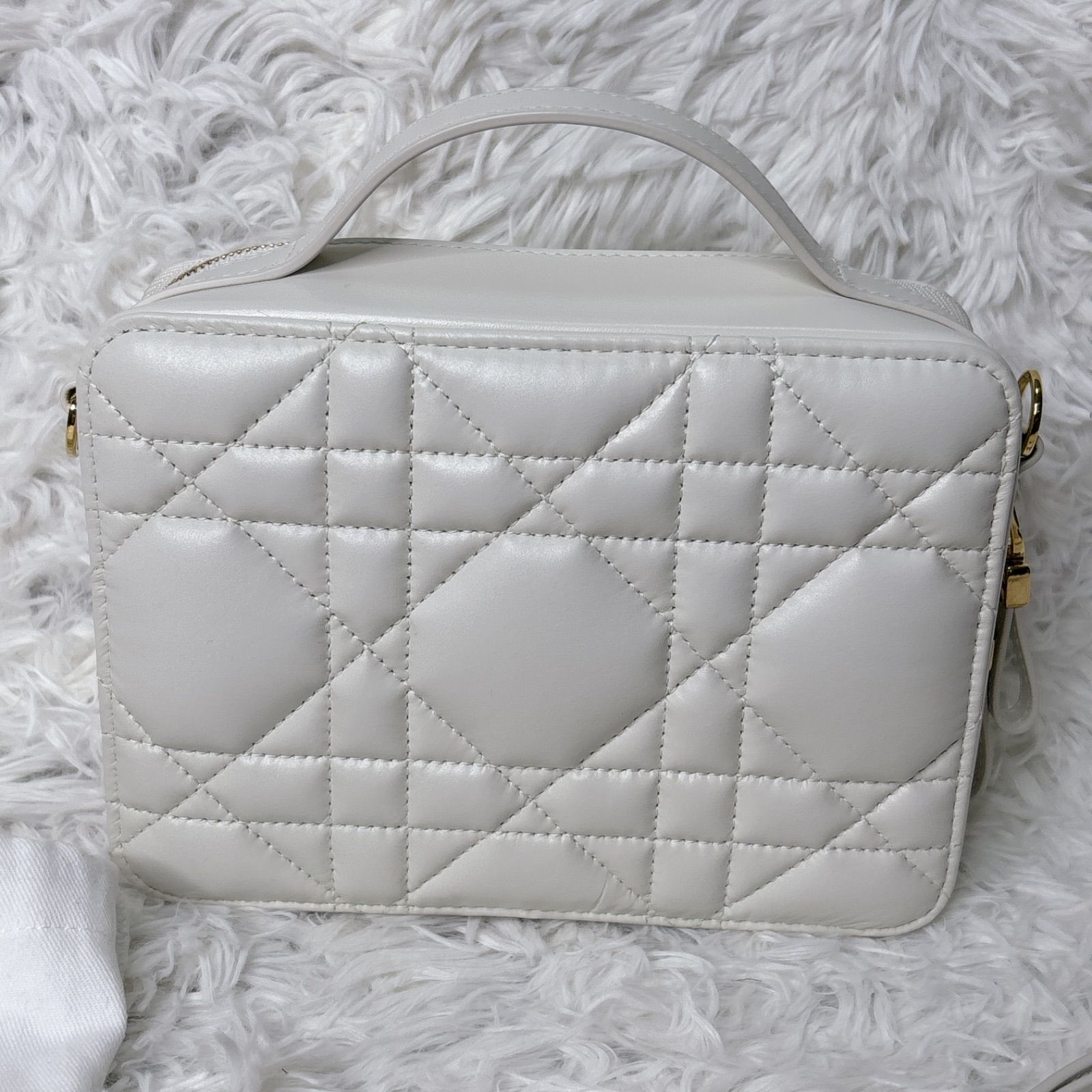 Dior キルティングショルダーバッグ ホワイト ミニ Christian Dior ディオール ホワイト ショルダーバッグ ボックスバッグ