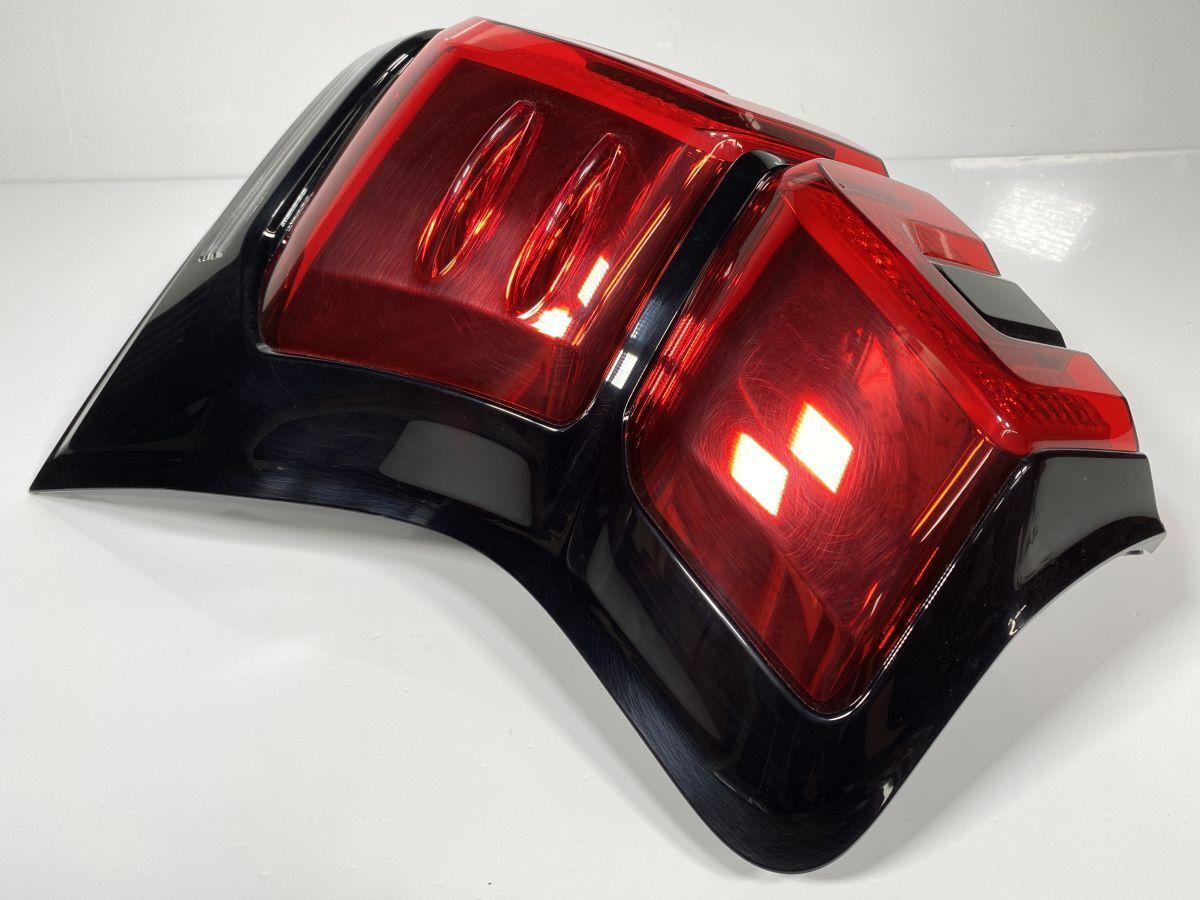 純正 右テールランプ