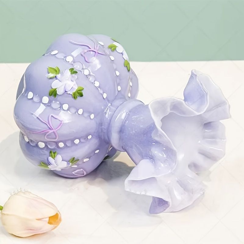 ホームリラクゼーション、エレガントな手描きの花とリボンのガラス花瓶、紫に白と緑のアクセント - 新鮮な花のアレンジメント、テーブルトップデコレーション用のモダンホームデコ|芸術