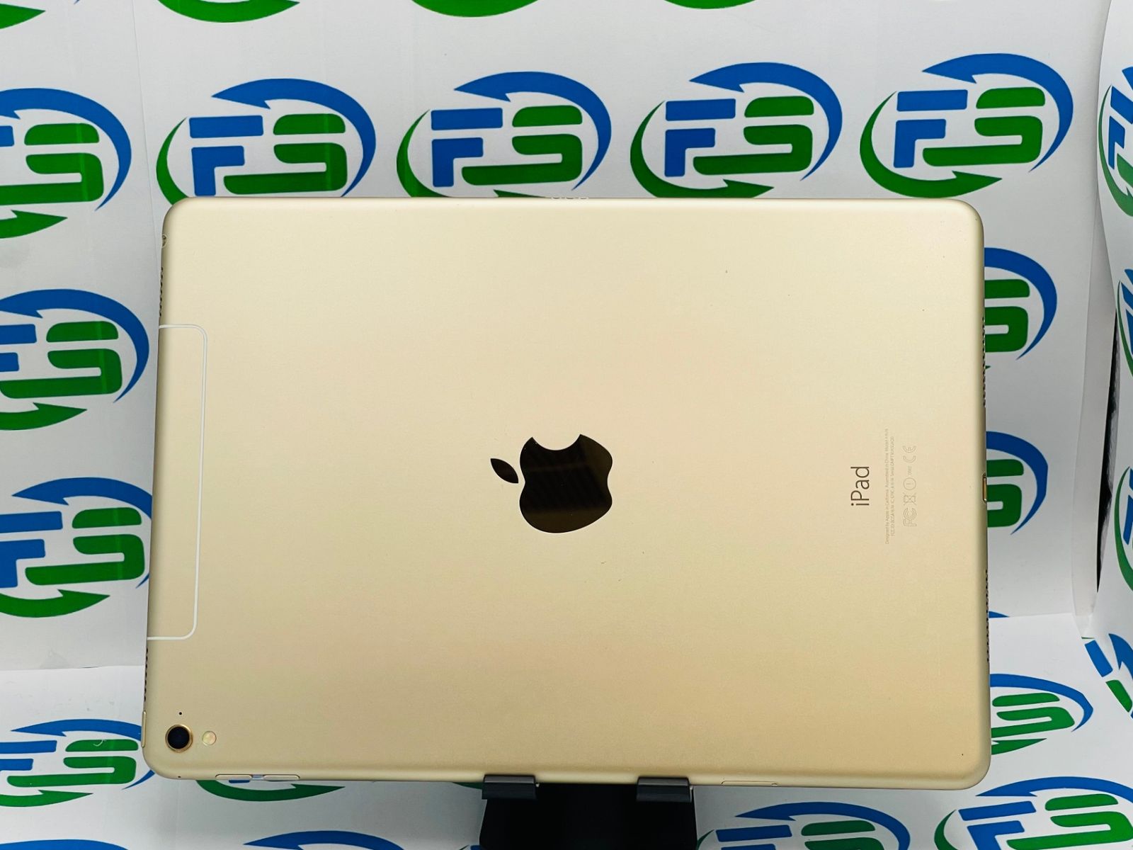 iPad Pro 9.7インチ WI-FI＋Cellularモデル 32GB ゴールド MLPY2J/A A1674