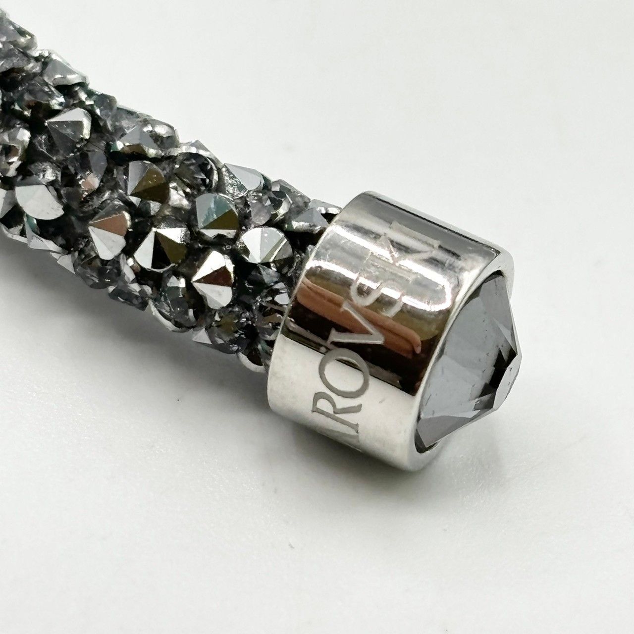 スワロフスキークリスタルダスト　バングル Amazon | スワロフスキー クリスタルダストクロスカフ、ブルー