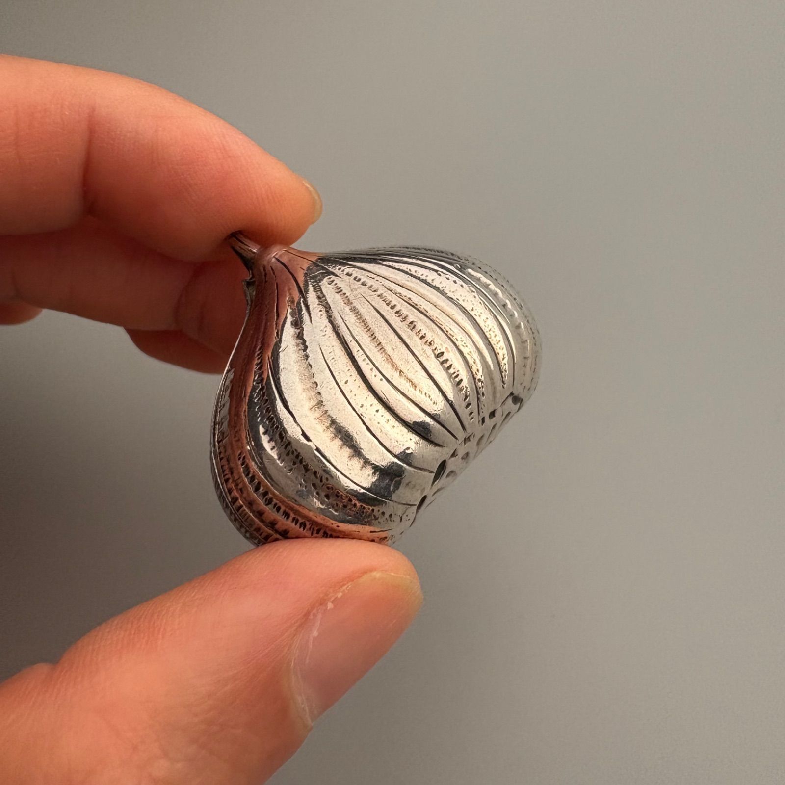 イタリア800純銀 毛栗の形をした小箱 シルバー製栗型小物入れ イタリア800純銀 毛栗の形をした小箱 シルバー製栗型小物入れ