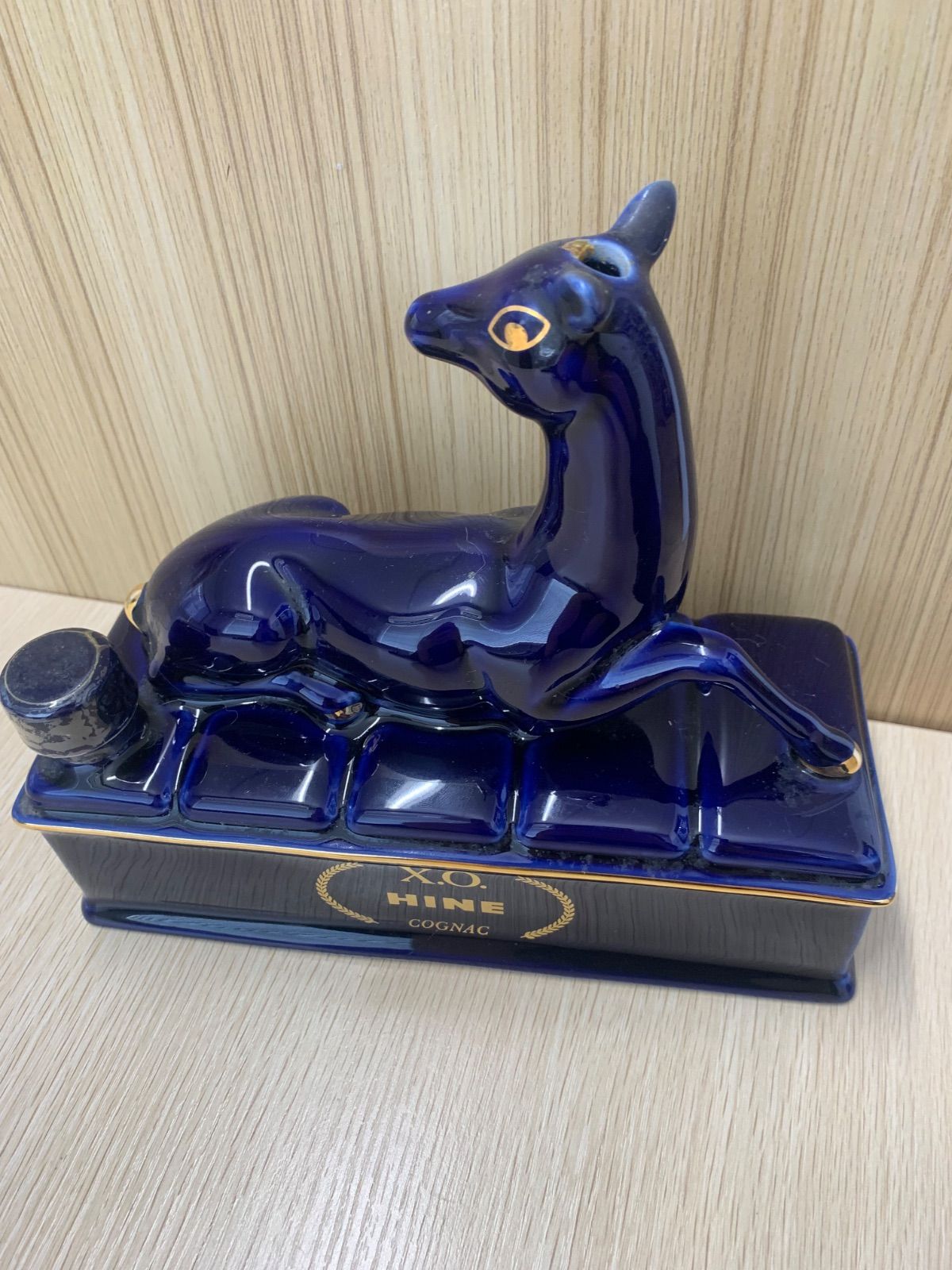 未開封 X.O HINE COGNAC 陶器　鹿ボトルブルー HINE(ハイン)より、リモージュ磁器の鹿ボトルが映えるコニャックXOが