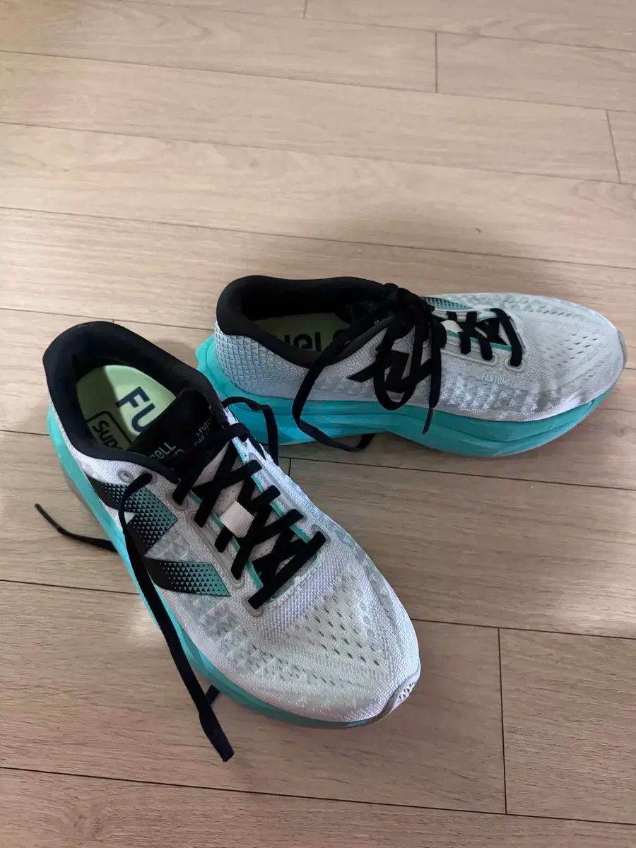 【有名な】 ニューバランス フューエルセル スーパーコンプ トレーナーv3 ランニングシューズ