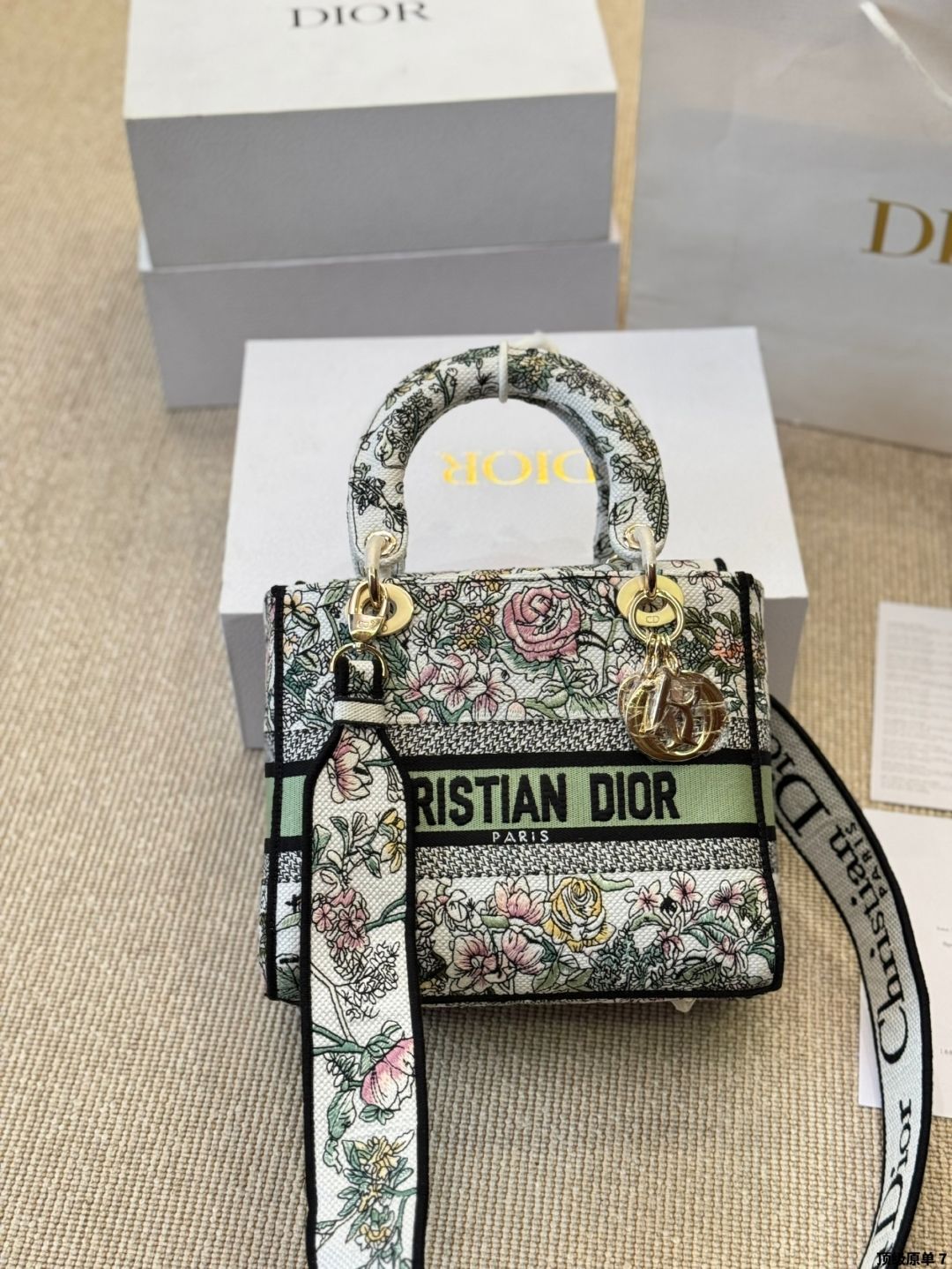 【花柄刺繍で華やかに♪】Dior Lady D-Lite バッグ ミディアム DIOR | Lady D-Lite バッグ ミディアム Florilegio エンブロイダリー