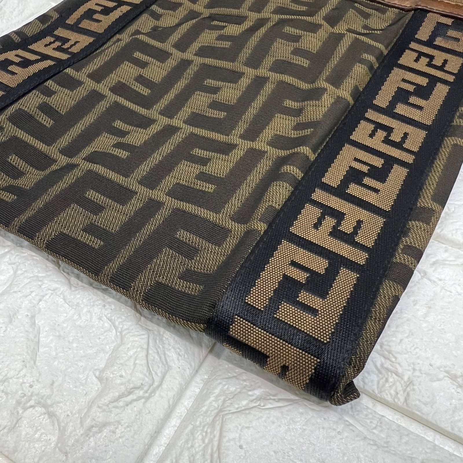 美品】FENDI フェンディ ズッカ柄 ショルダーバッグ サコッシュ 美品】FENDI フェンディ ズッカ柄 ショルダーバッグ サコッシュ