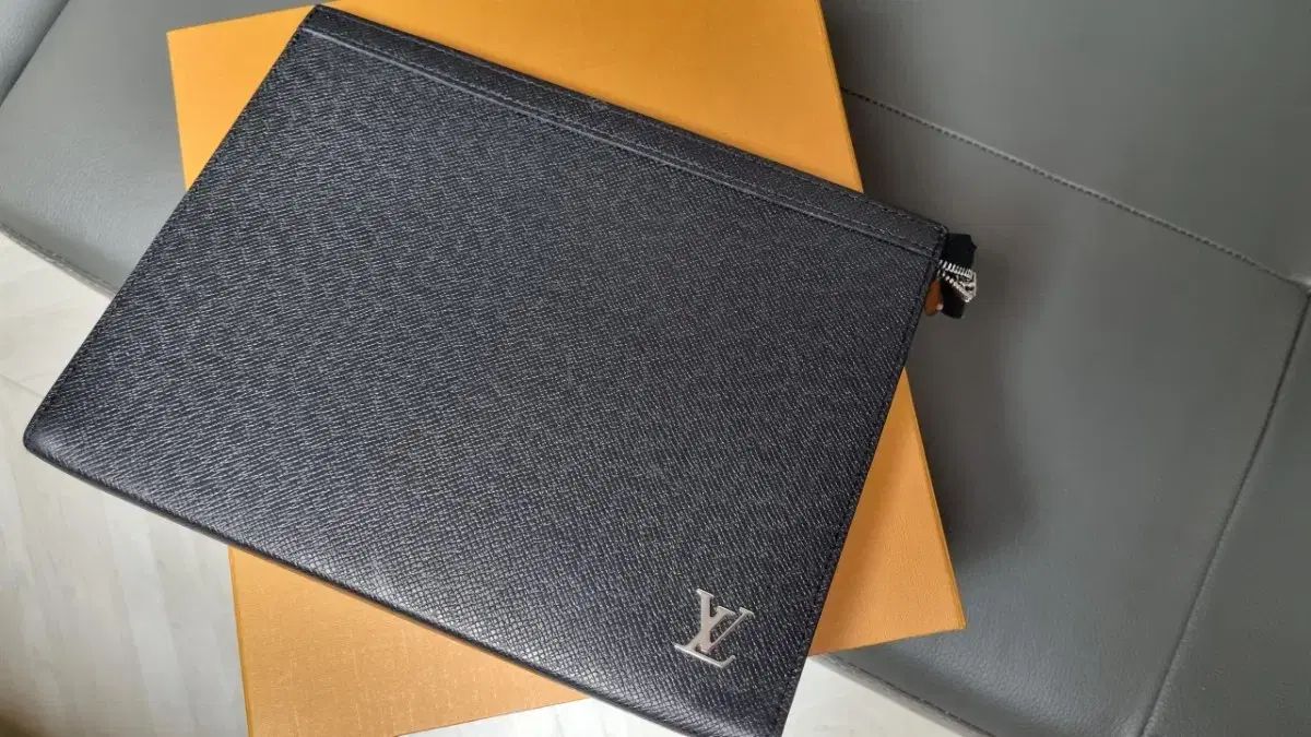 Louis Vuitton ルイヴィトン タイガ クラッチ