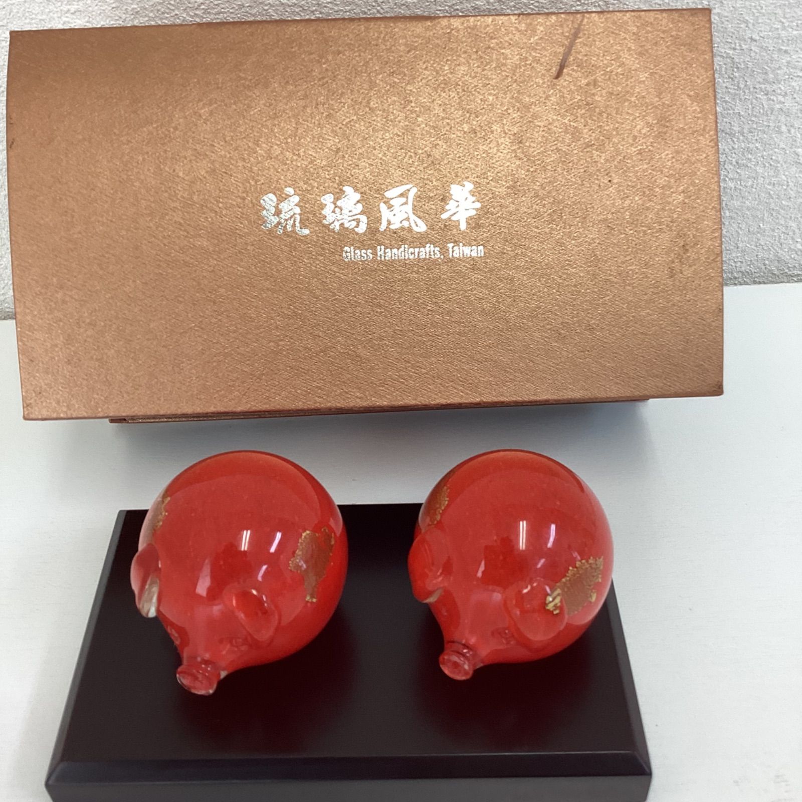 ガラス工芸品赤い豚の置物台湾 - メルカリ