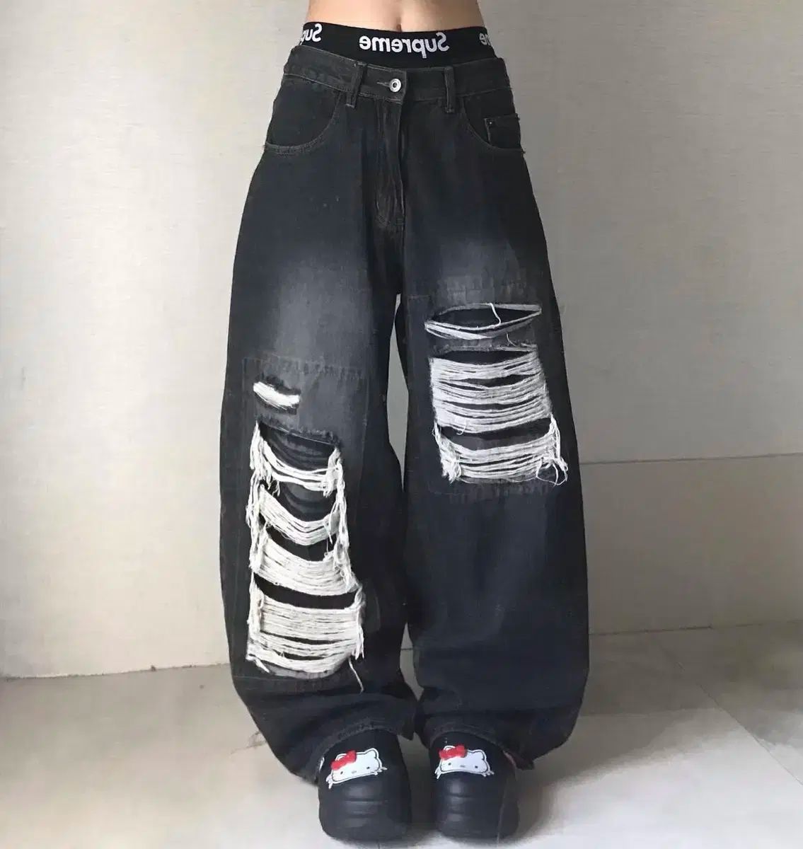 ブラックデニム ダメージパンツ