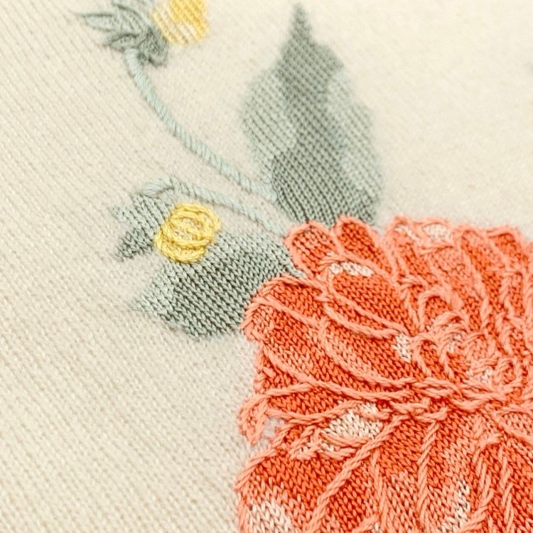 美品！LEONARDレオナール　薄手ニット タートルネック　フラワーオーナメント 美品！LEONARDレオナール 薄手ニット タートルネック フラワー