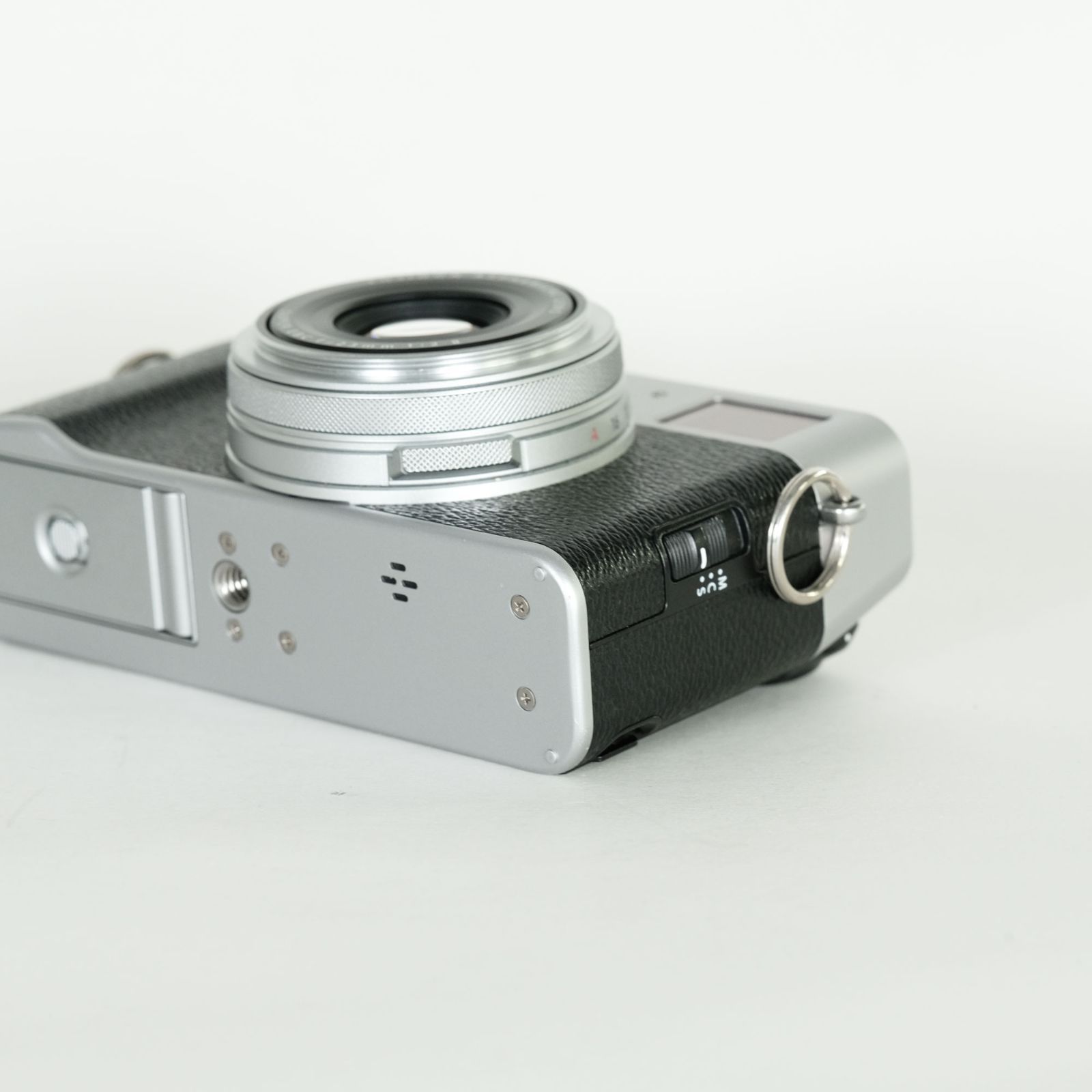 シルバー コンパクトデジタルカメラ