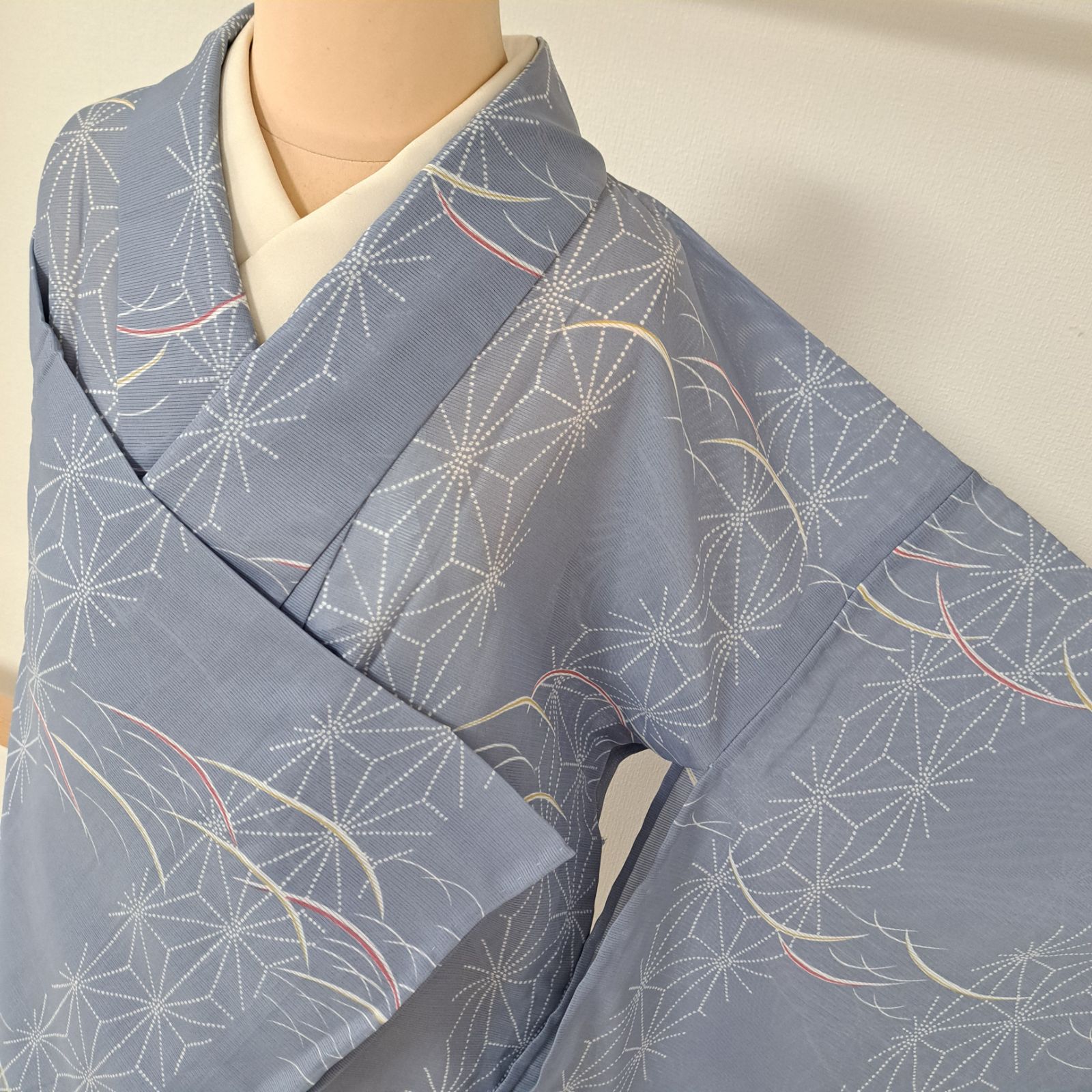 美品！洗える夏着物 小紋 絽 化繊 ブルーグレー地に麻の葉と芝草