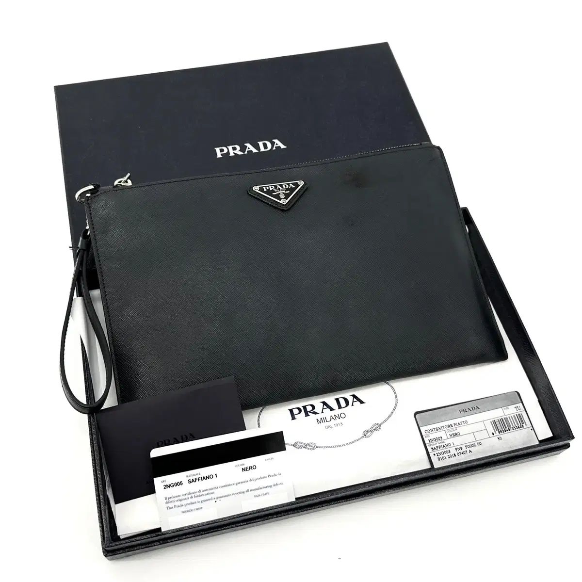 PRADA プラダ トライアングルロゴ サフィアーノ ストラップ クラッチ