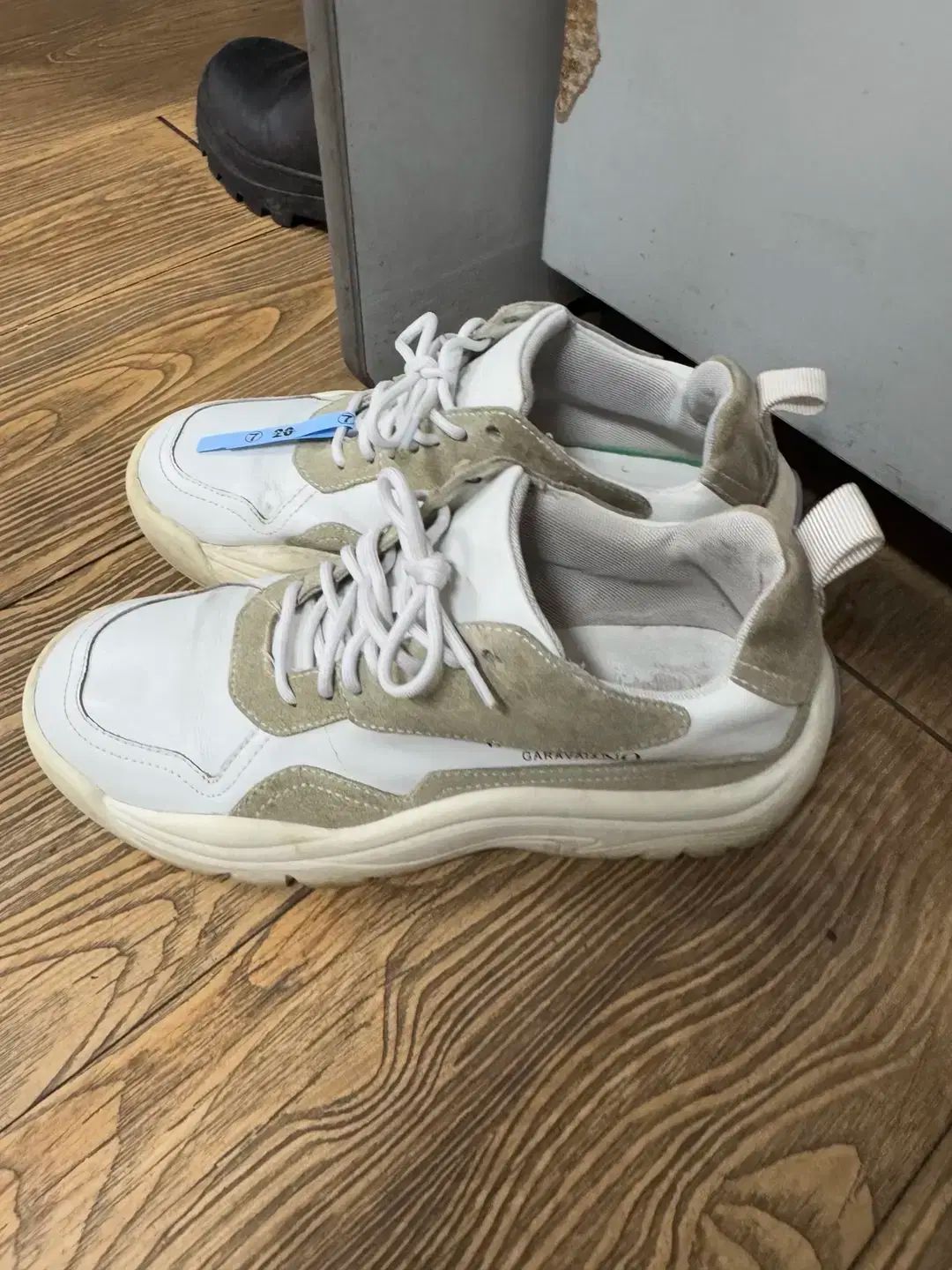 VALENTINO(ヴァレンティノ) ガバニ バンシー ガンボーイ 白