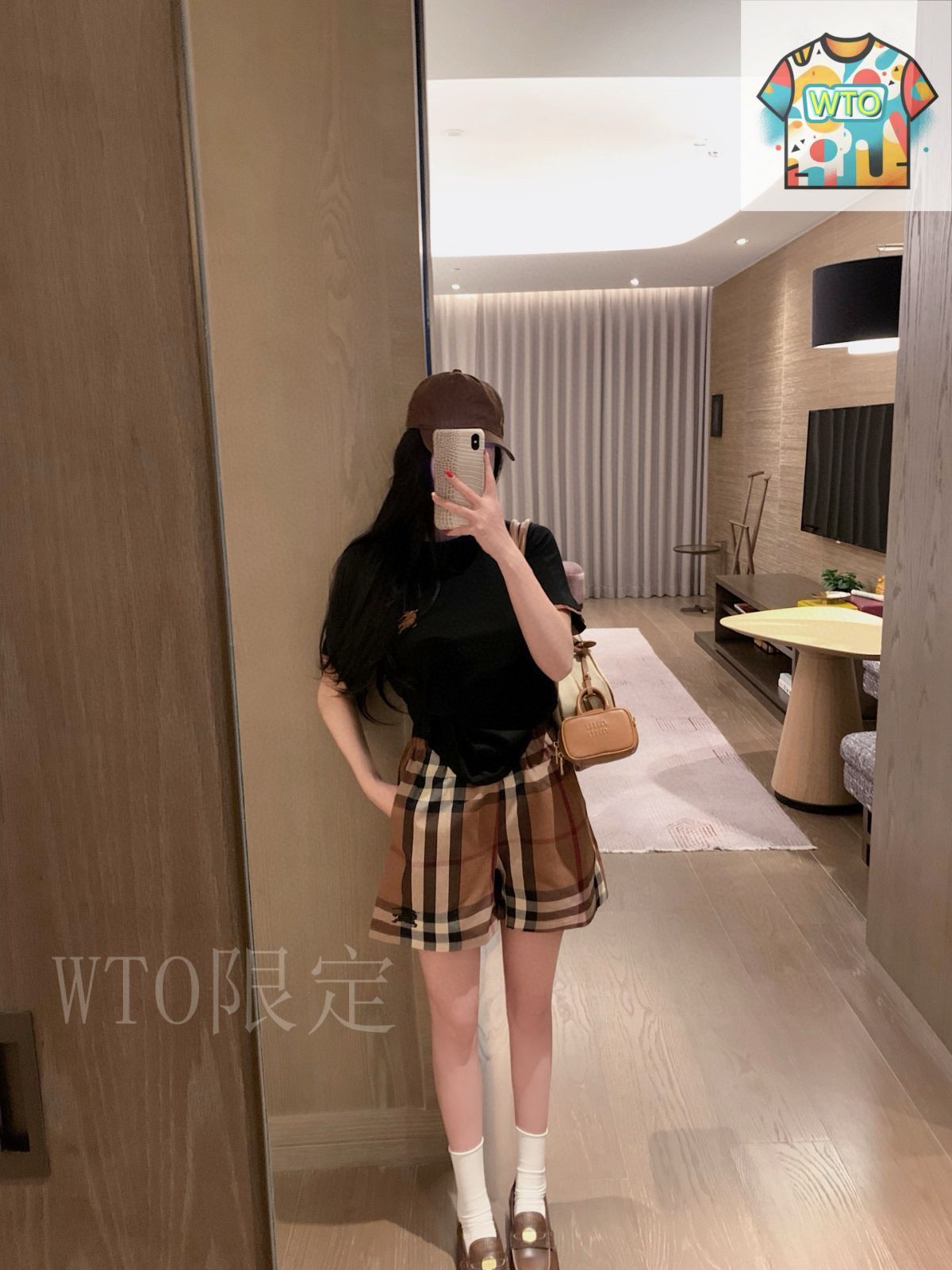 今日特価】Burberry Embroidered Logo Top & Check Shorts Set
