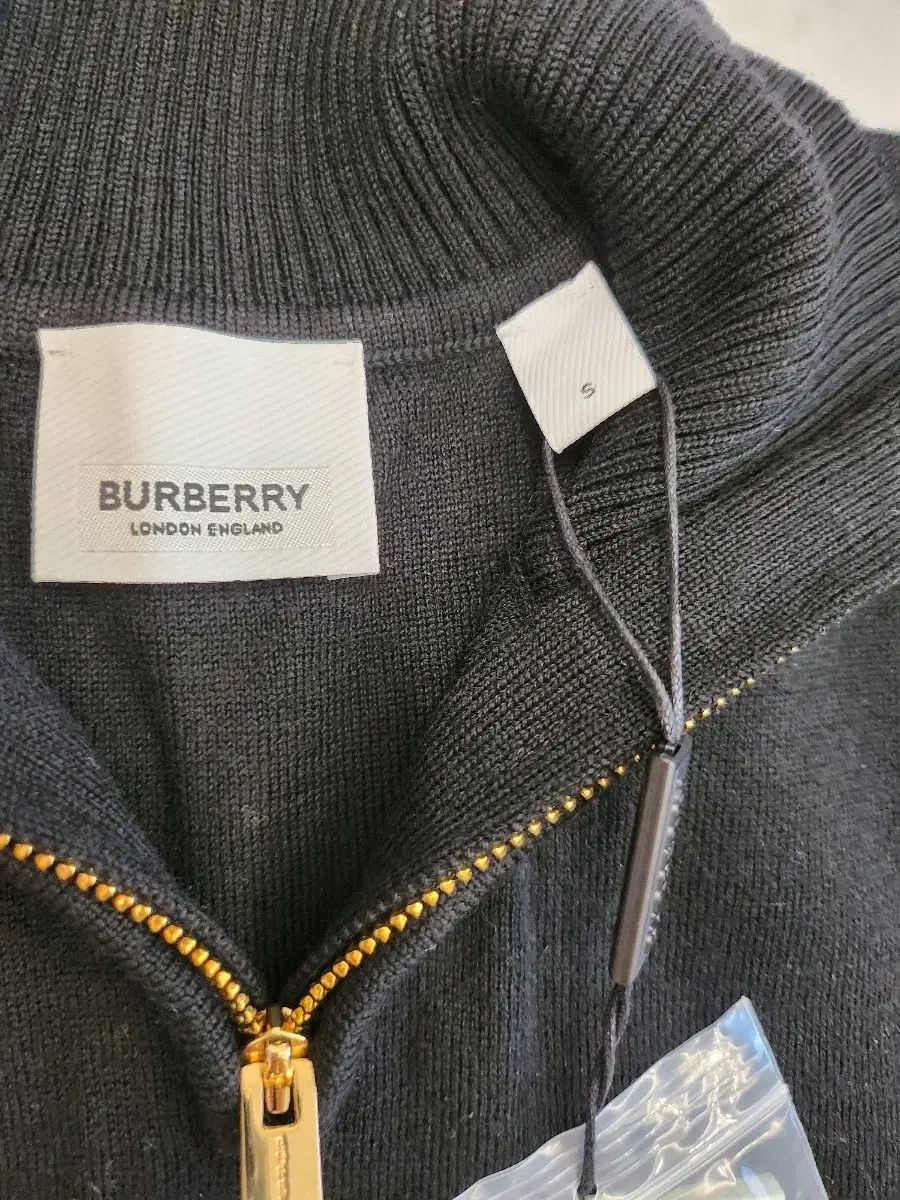 絶対にお買得!  Burberry Kids バーバリーキッズ 黒 ニット ケープ S 送料無料の商品多数！