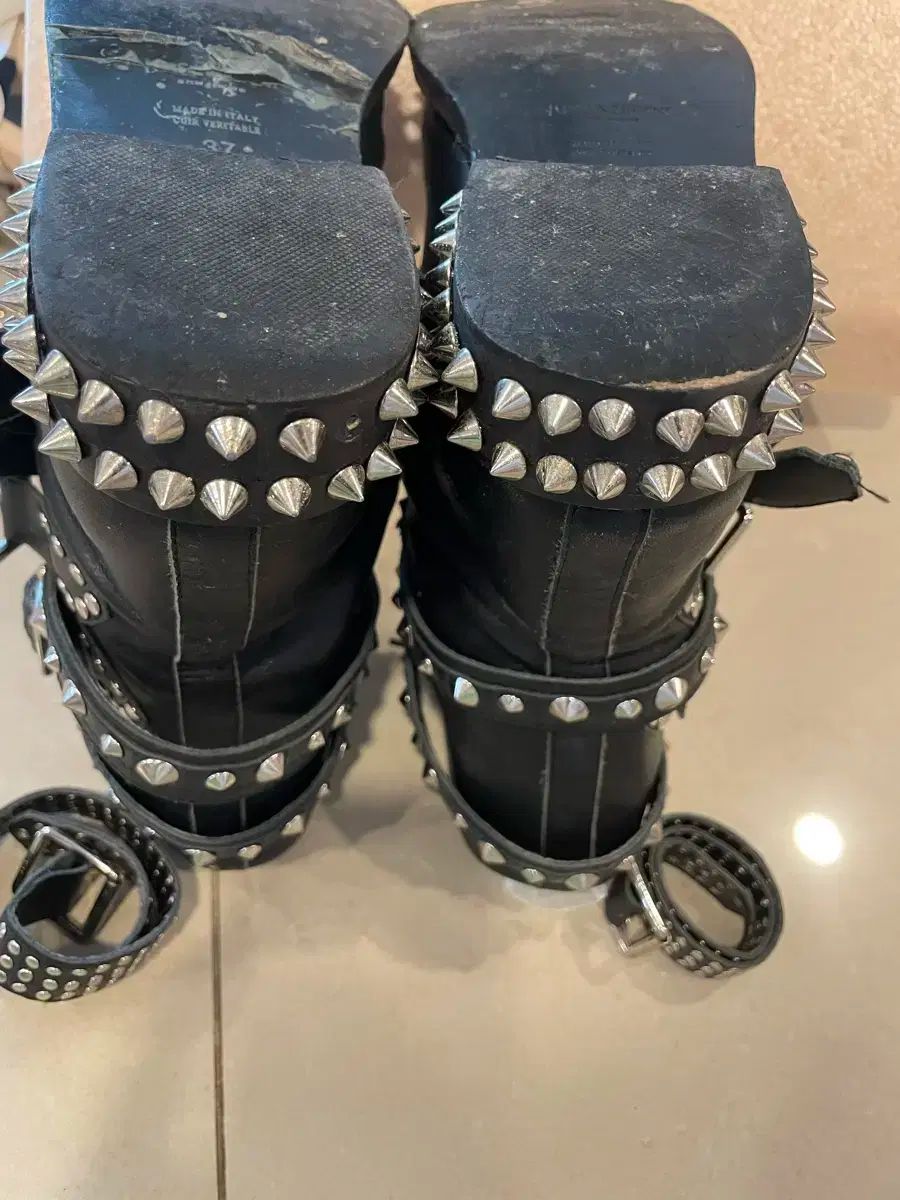 サンローラン クラシック ワイアット ハーネスブーツ（ブラック